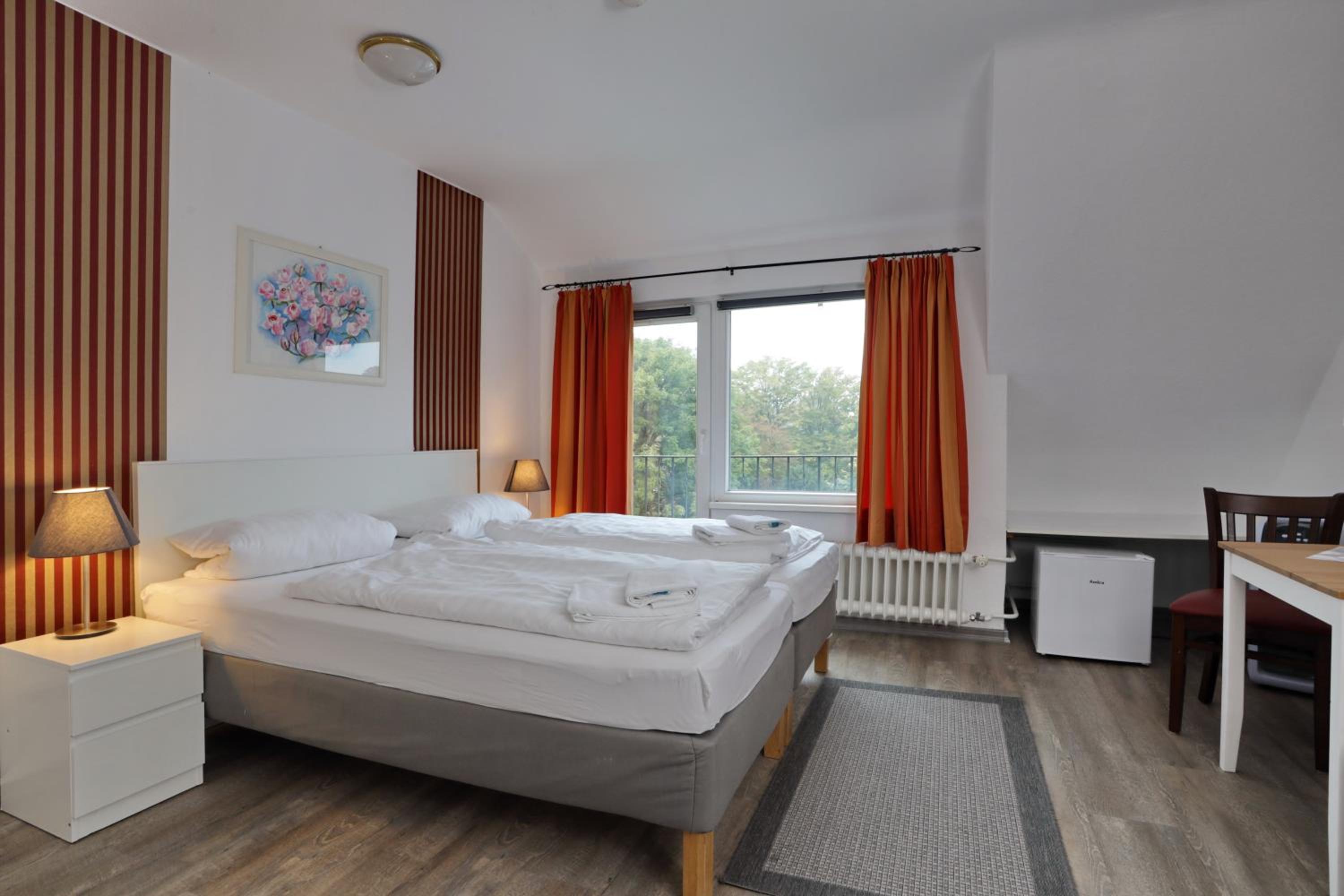 Double or Twin Room with Bathroom - Photo 7