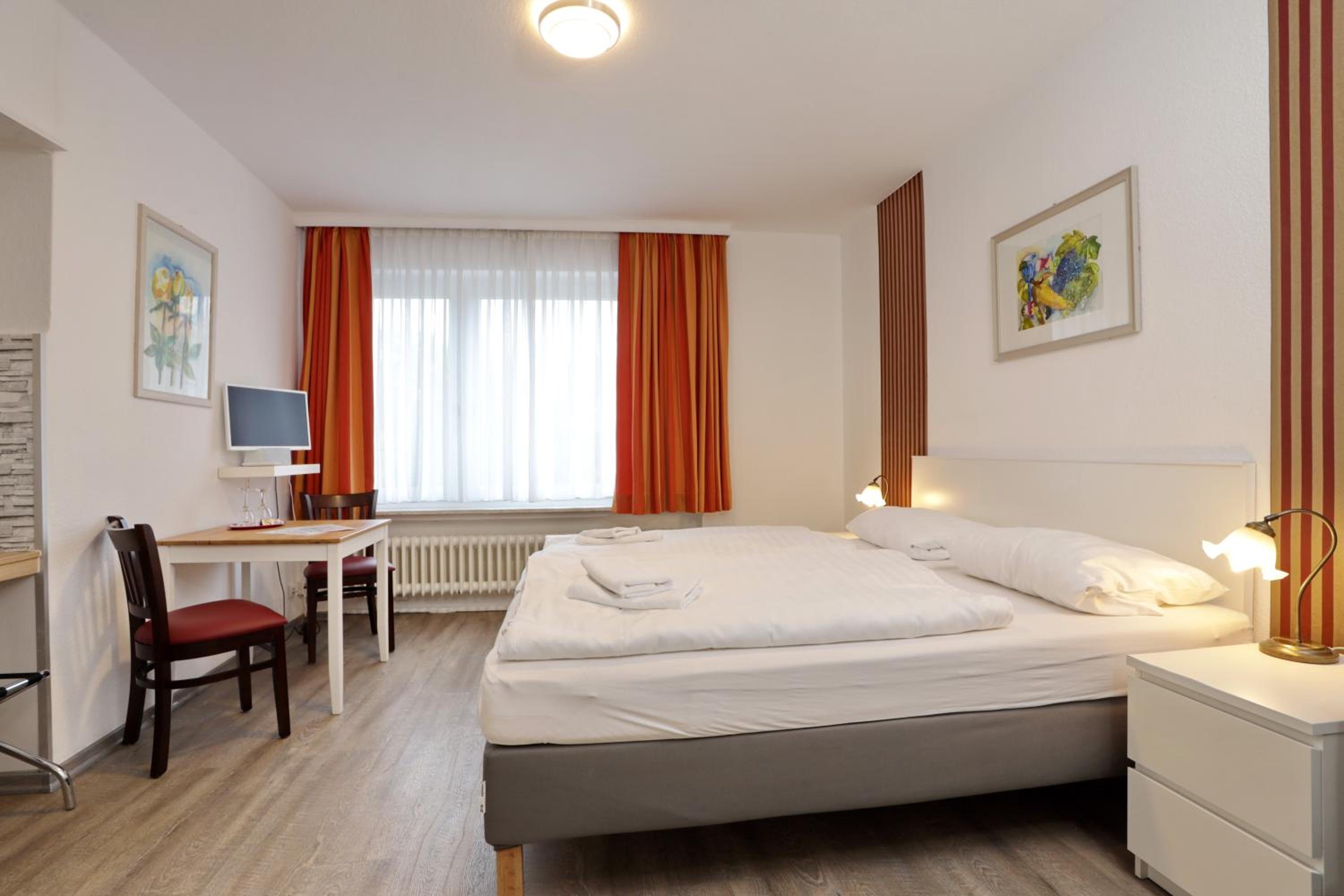 Double or Twin Room with Bathroom - Photo 2
