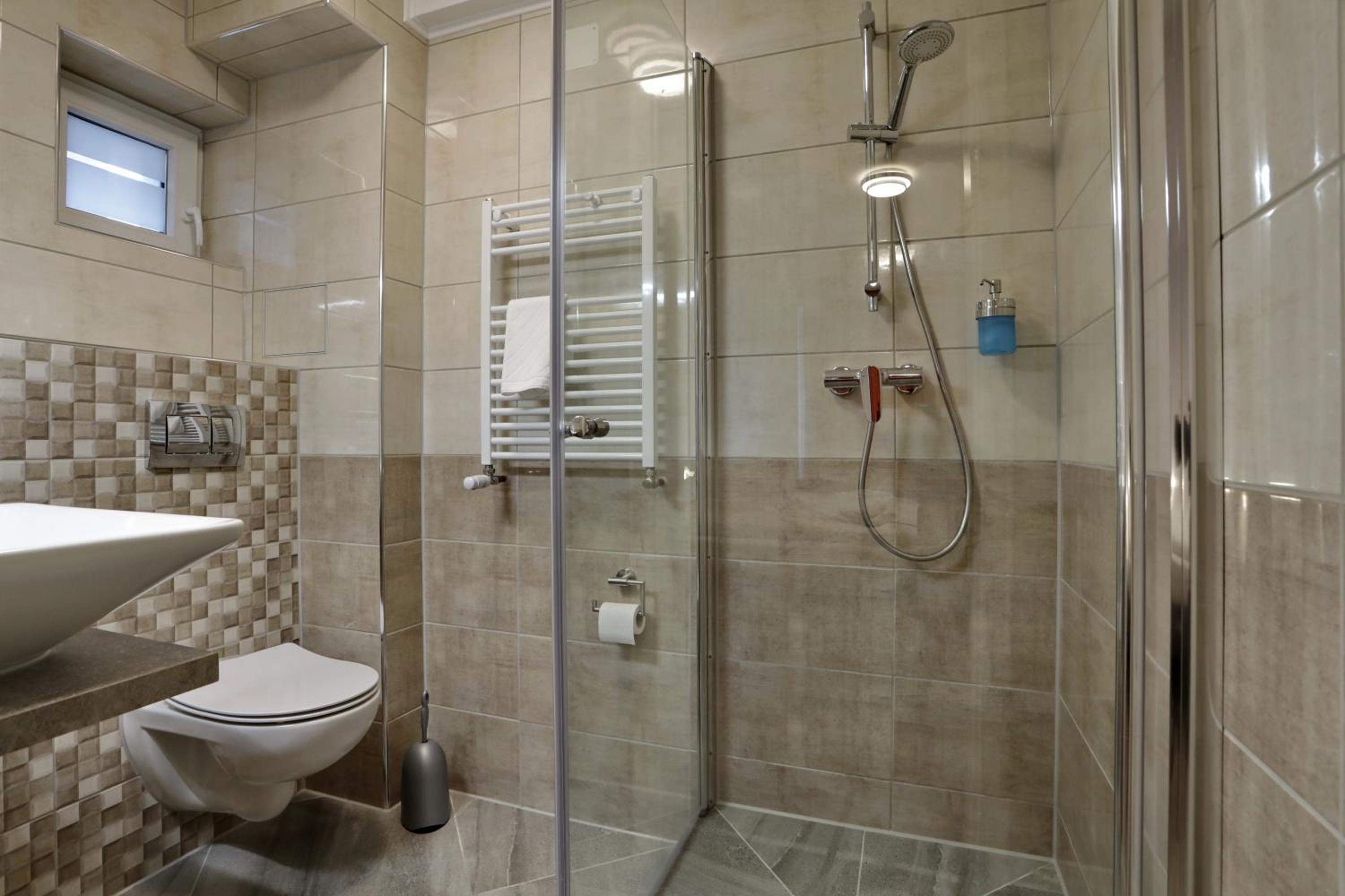 Double or Twin Room with Bathroom - Photo 5