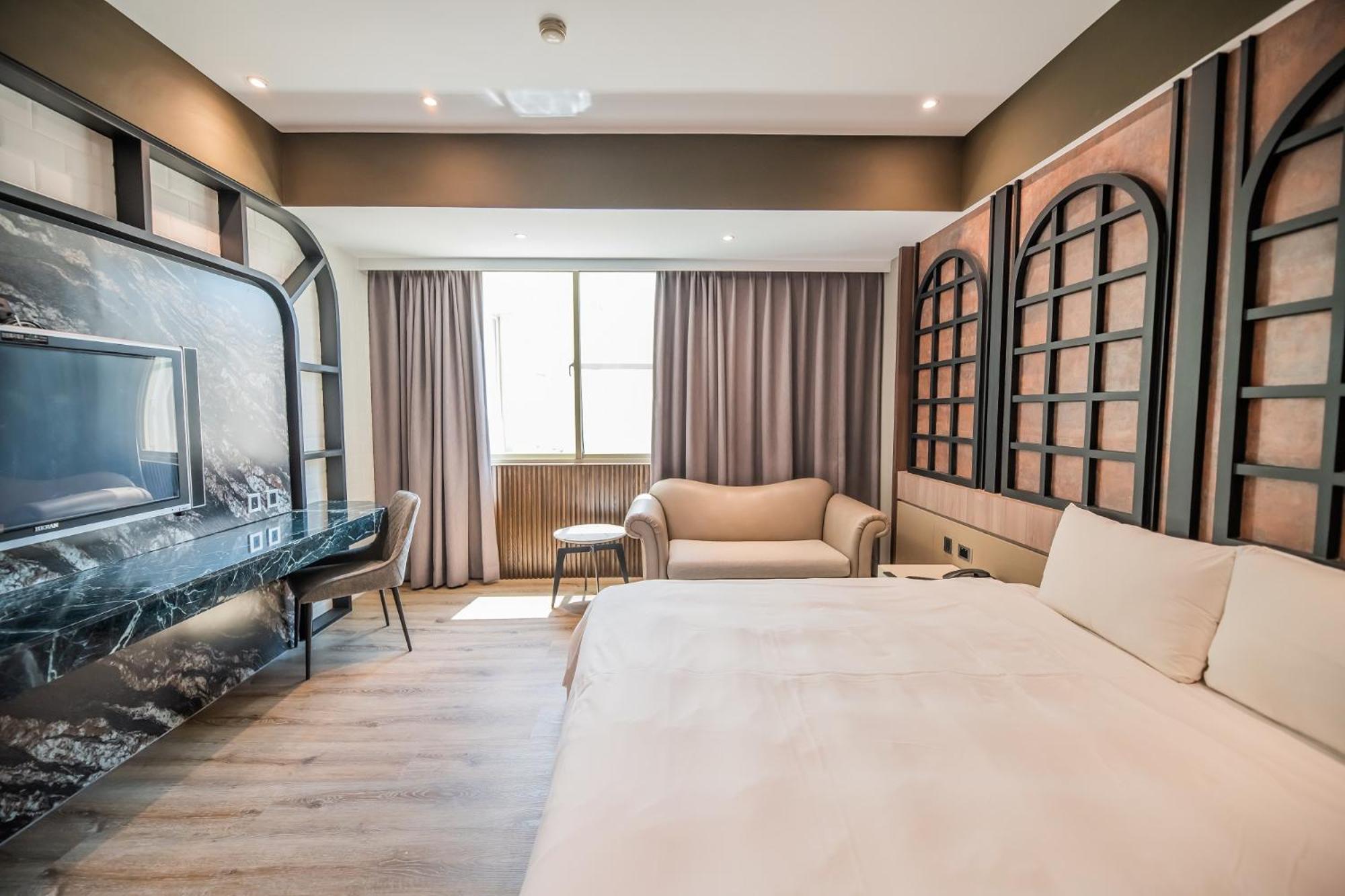 Business Suite with Free Parking photo 2
