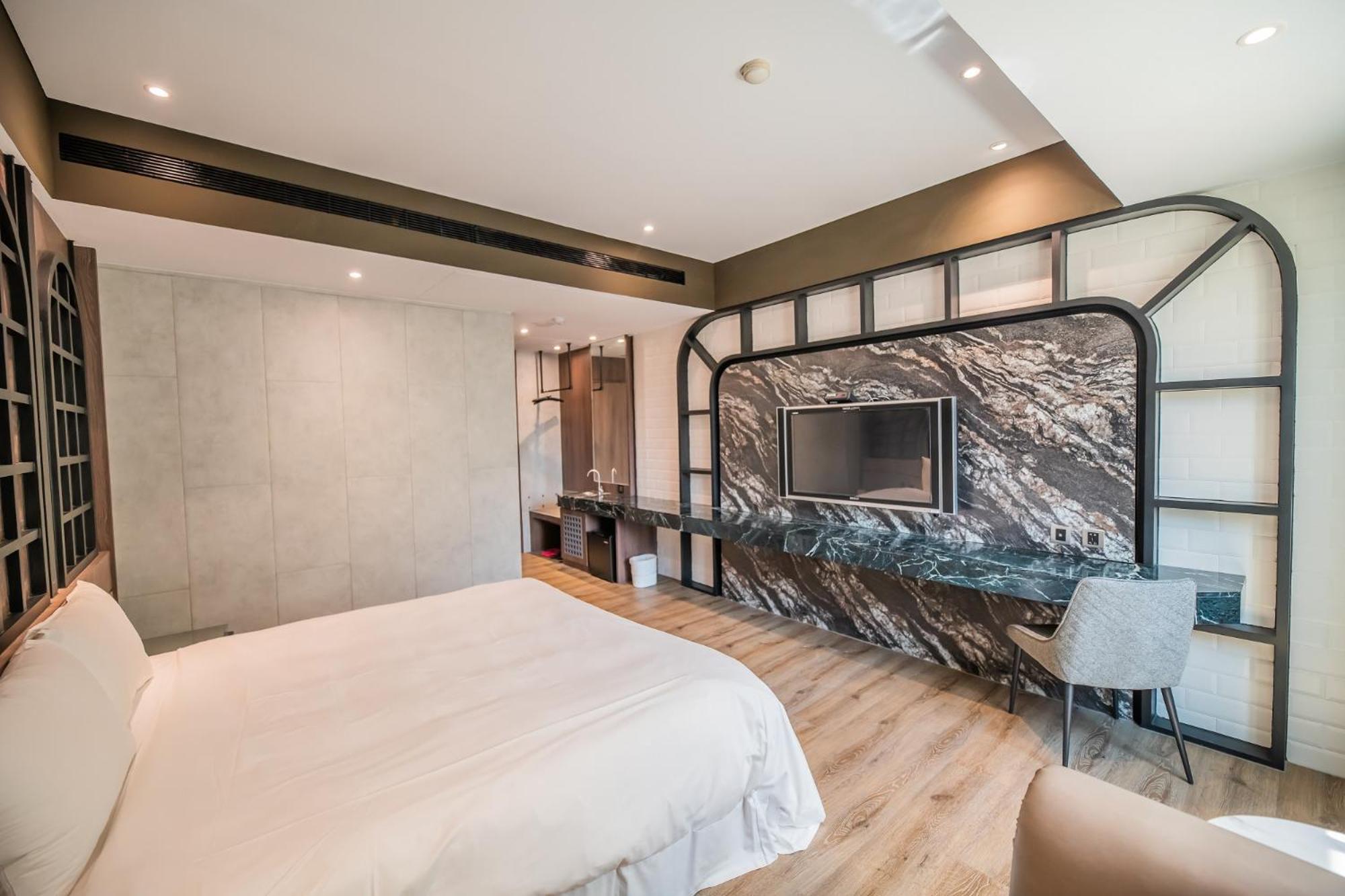 Business Suite with Free Parking photo 3