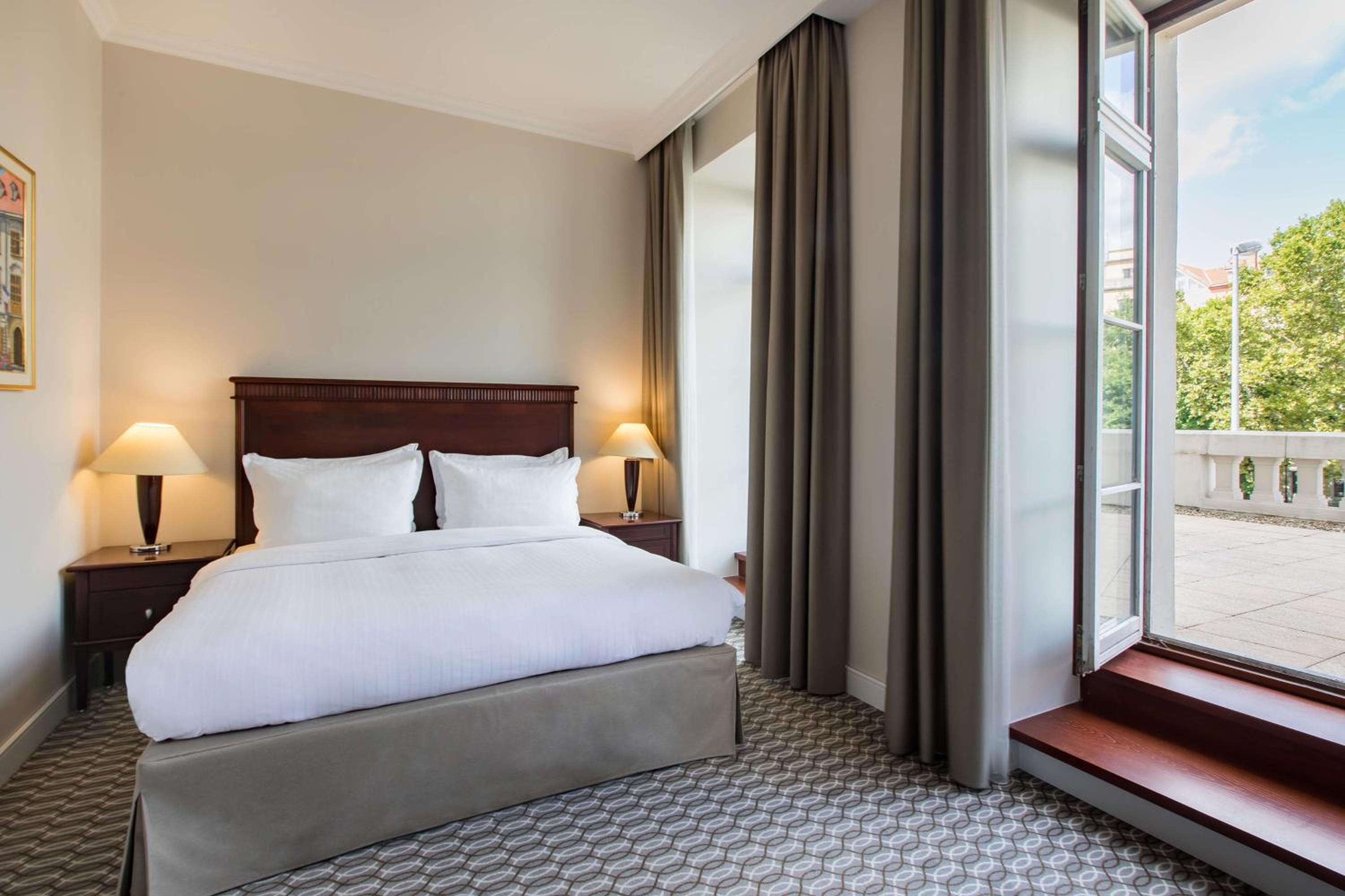 Premium Room with Terrace and View - Photo 8