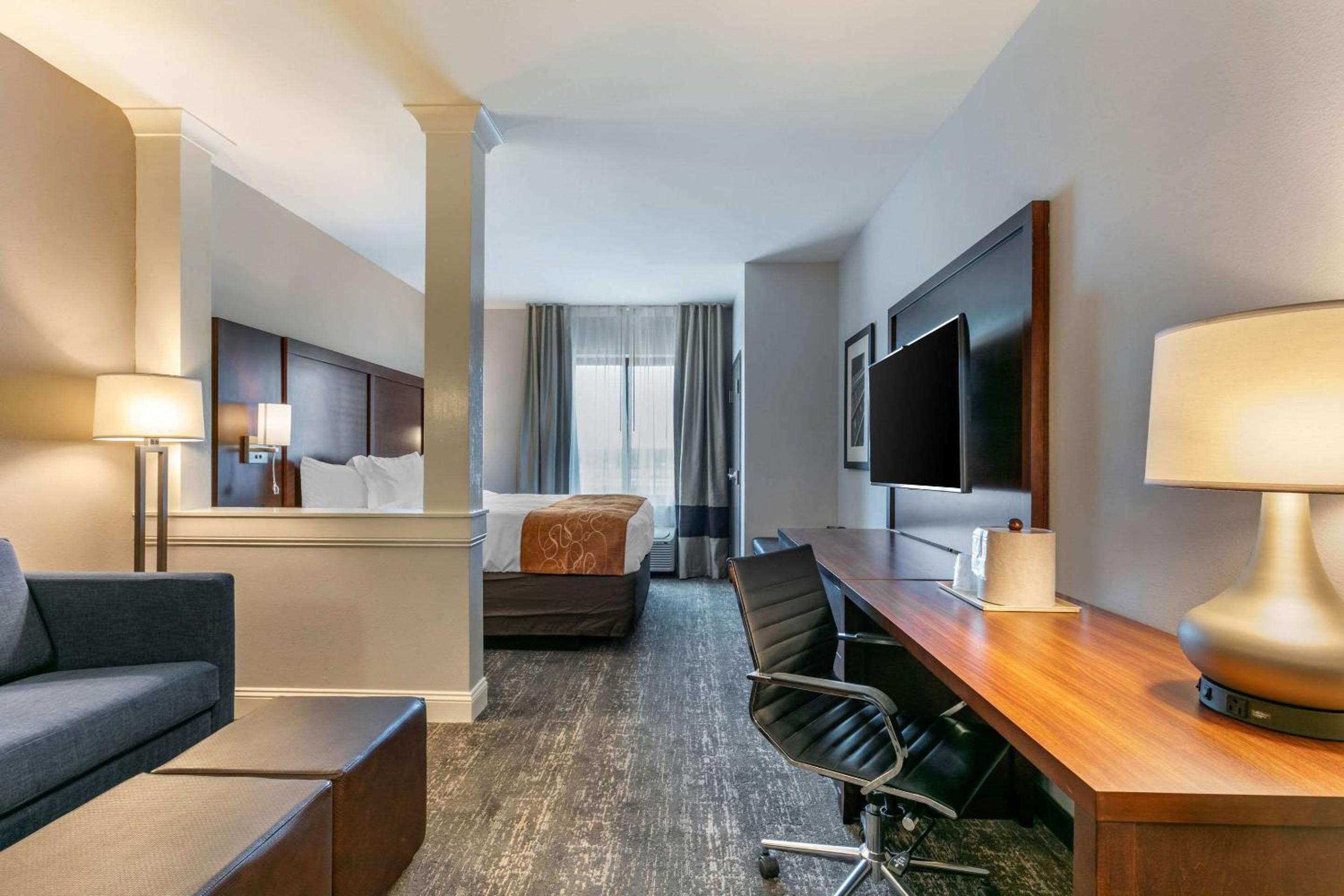 King Suite - Non-Smoking - Photo 5