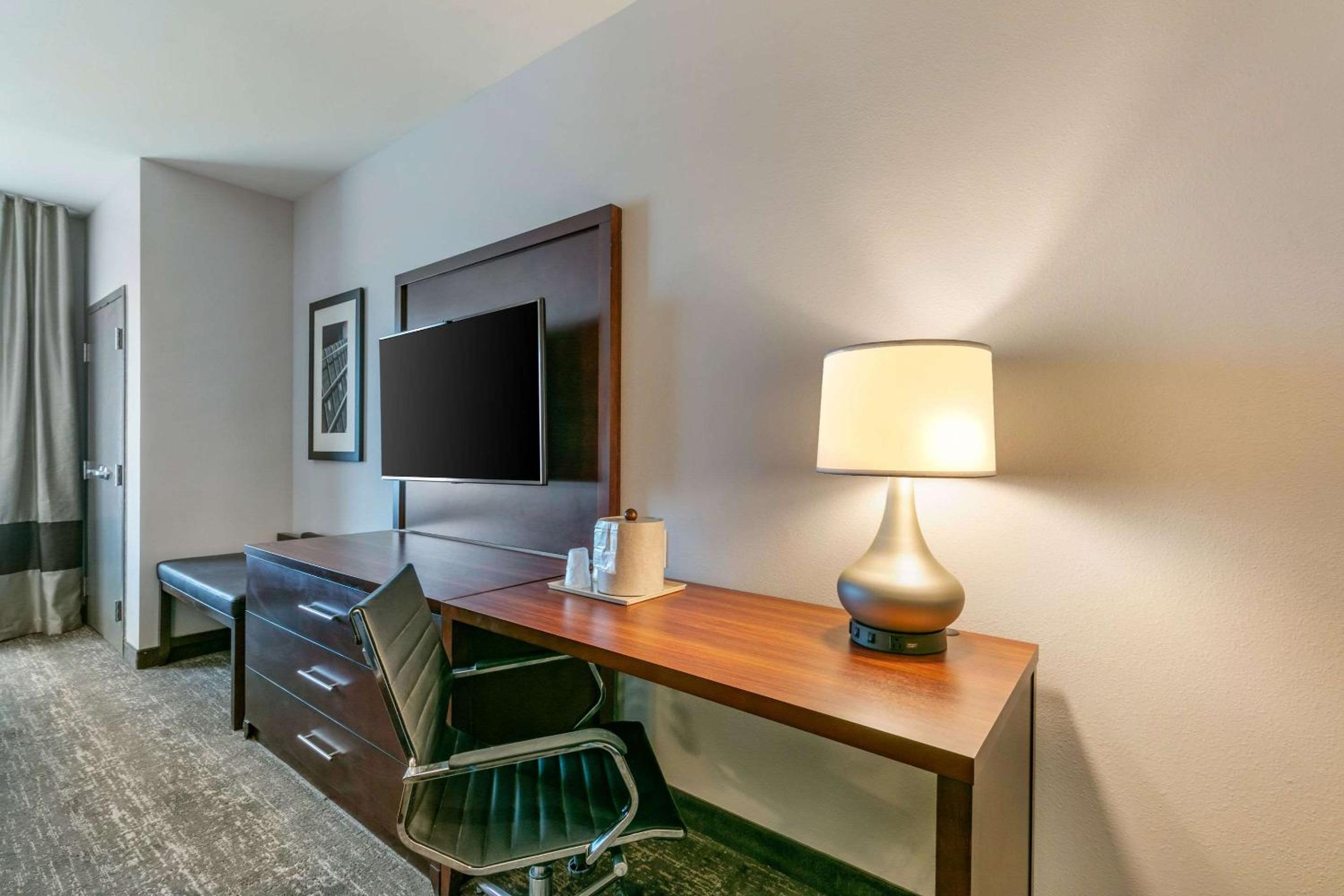 King Suite - Non-Smoking - Photo 2