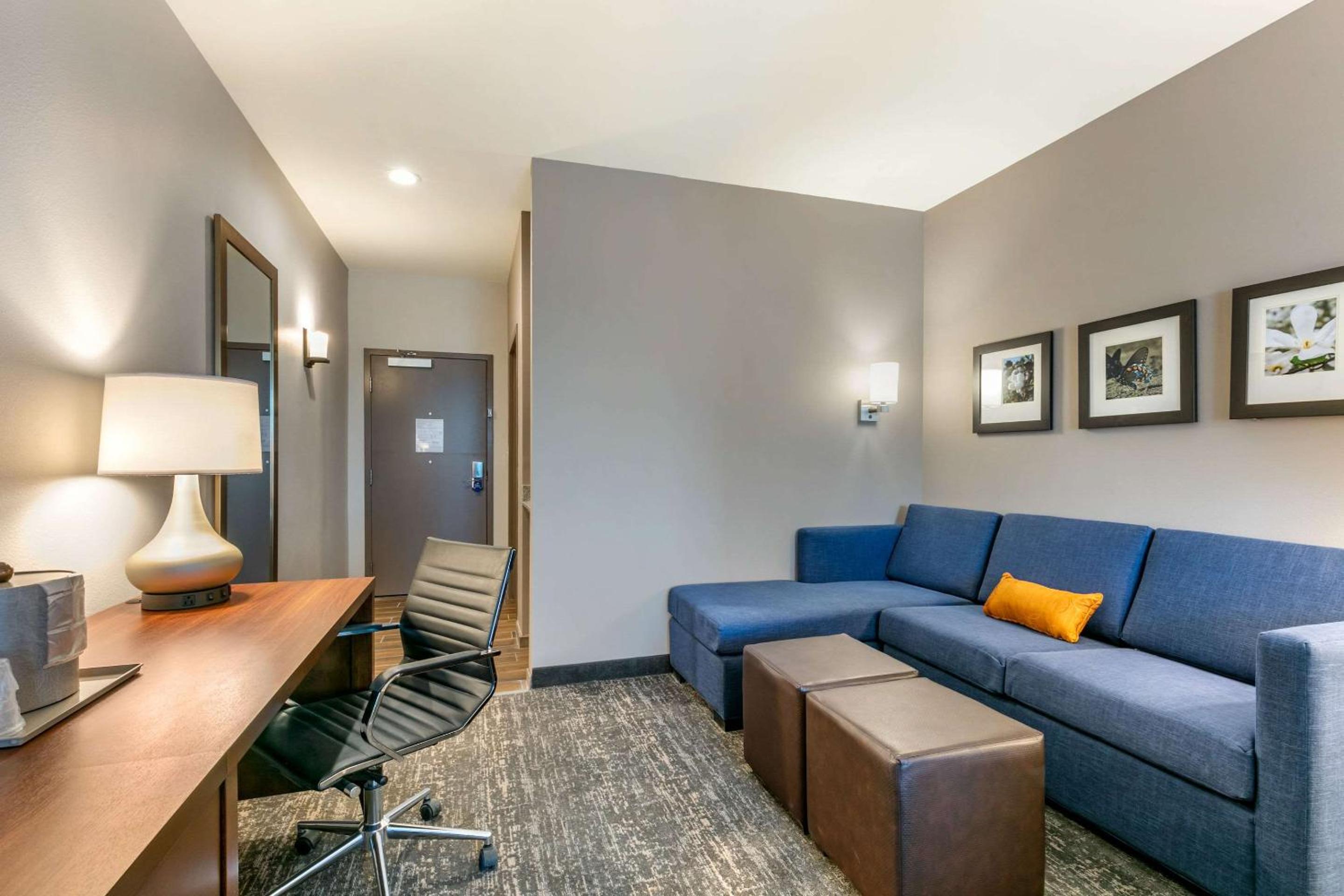 King Suite - Non-Smoking - Photo 3