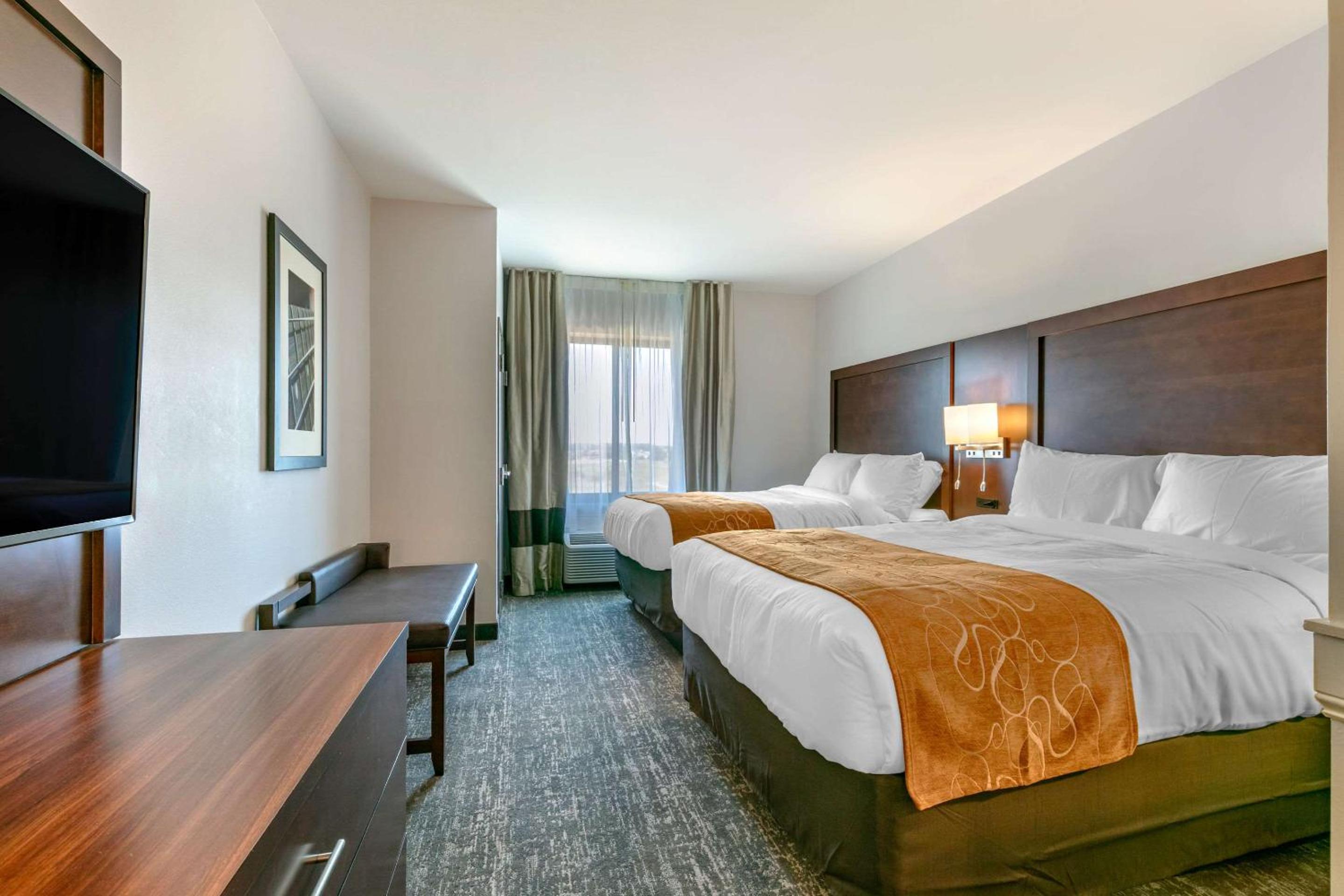 Queen Suite with Two Queen Beds - Non-Smoking - Photo 1