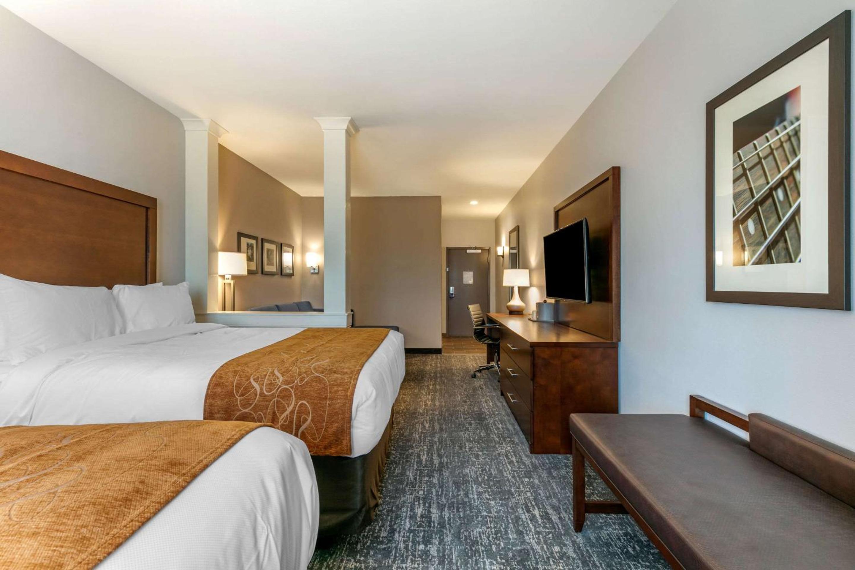 Queen Suite with Two Queen Beds - Non-Smoking - Photo 5