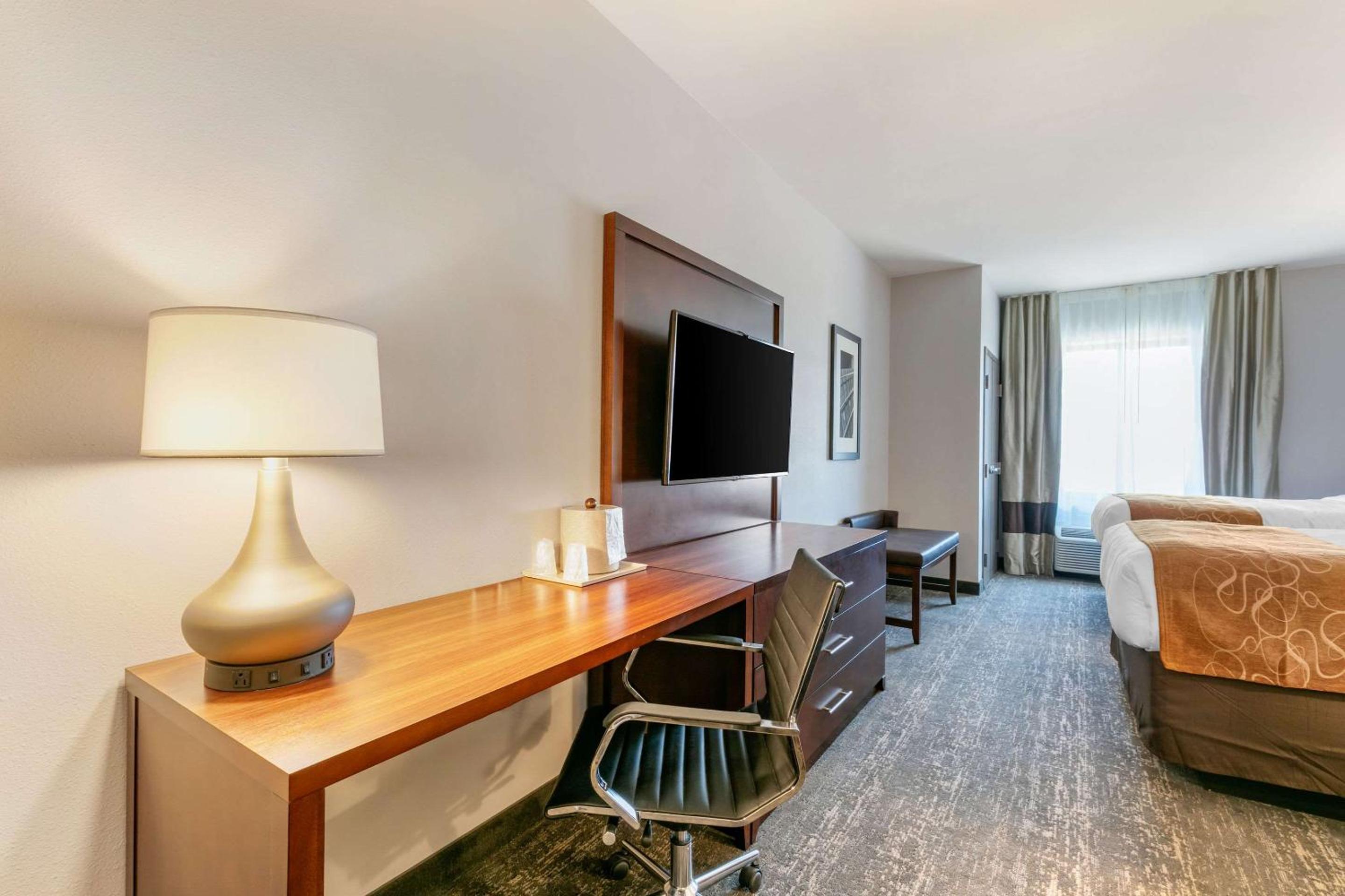 Queen Suite with Two Queen Beds - Non-Smoking - Photo 4