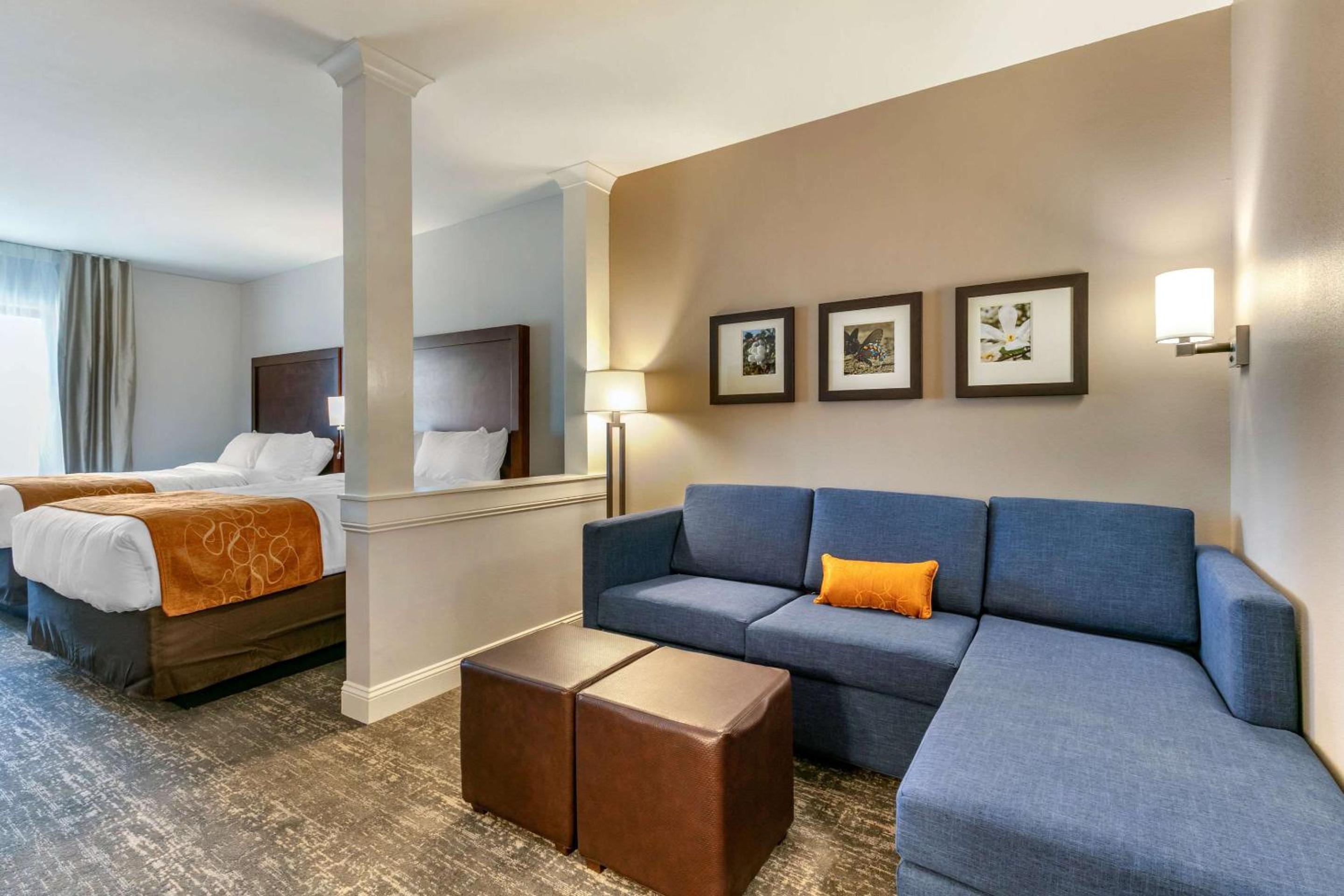 Queen Suite with Two Queen Beds - Non-Smoking - Photo 3