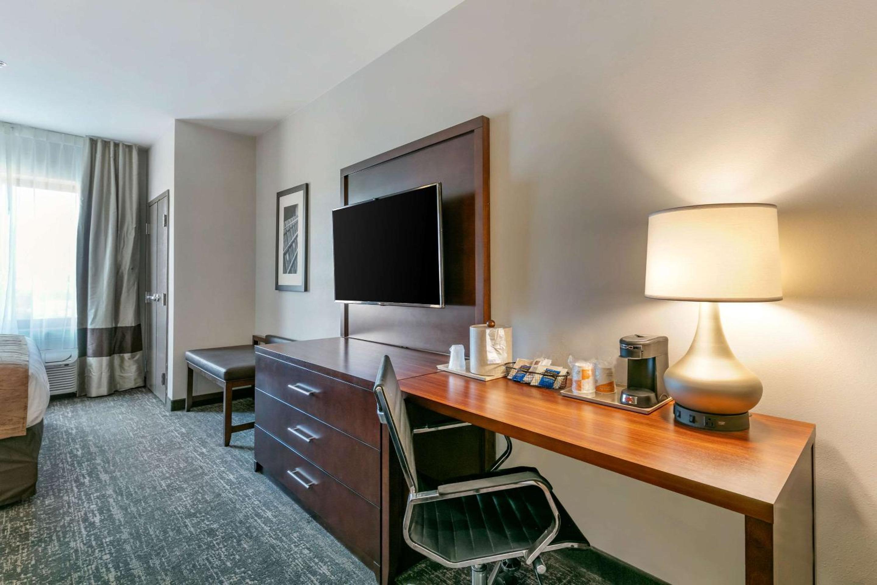 King Suite - Mobility Accessible/Non-Smoking - Photo 3