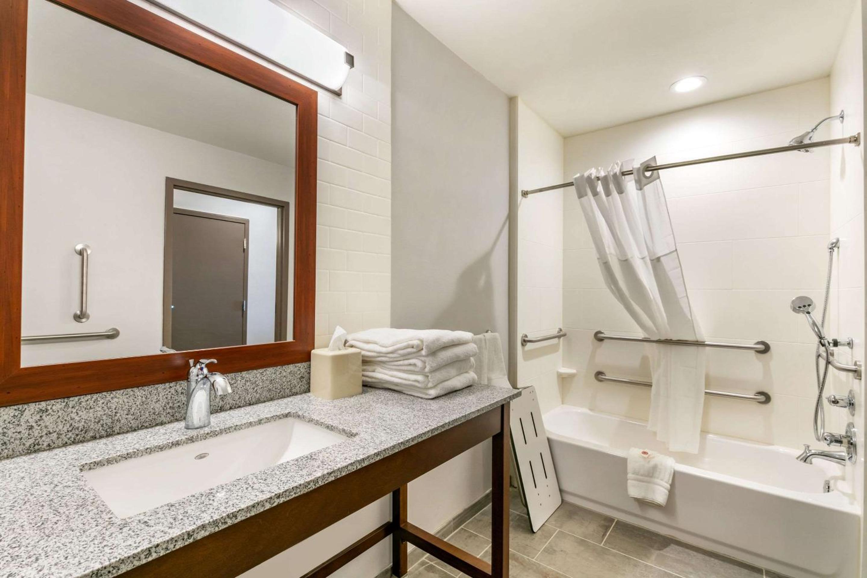 King Suite - Mobility Accessible/Non-Smoking - Photo 4
