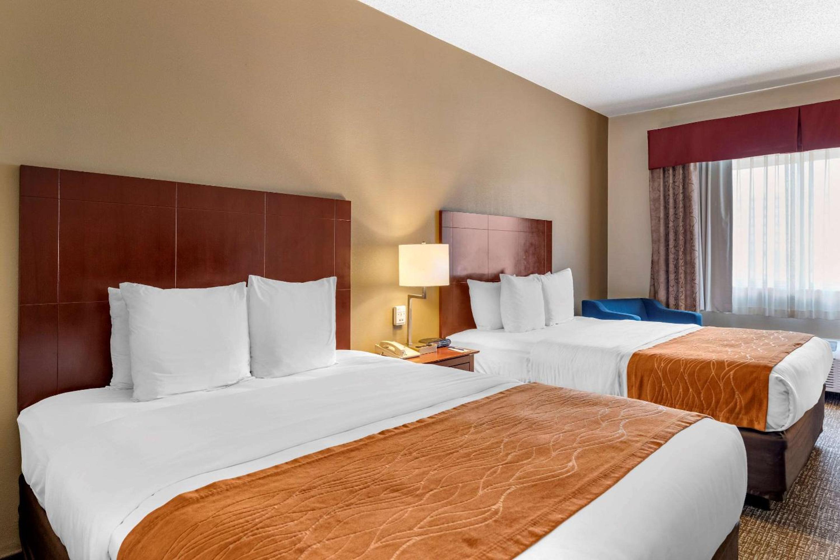 Queen Room with Two Queen Beds - Non-Smoking - Photo 4