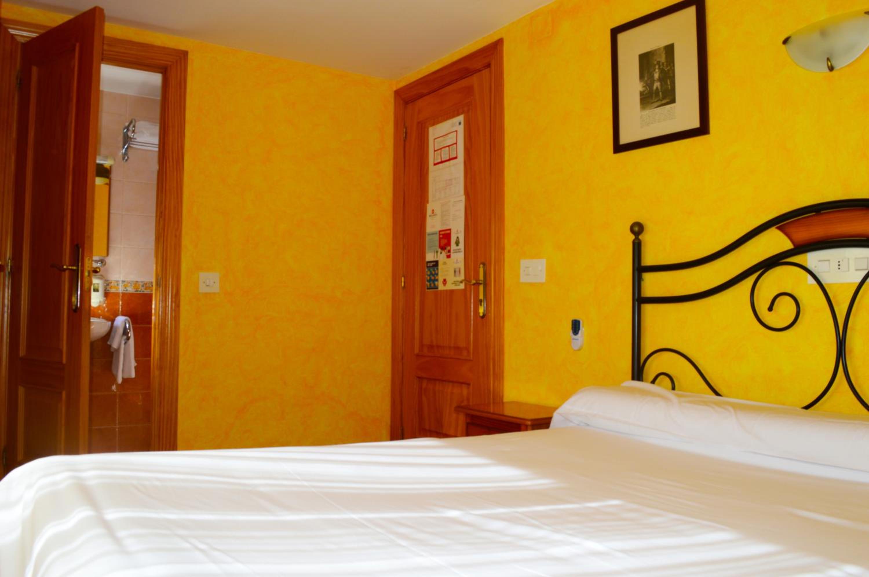 Double Room - Photo 10