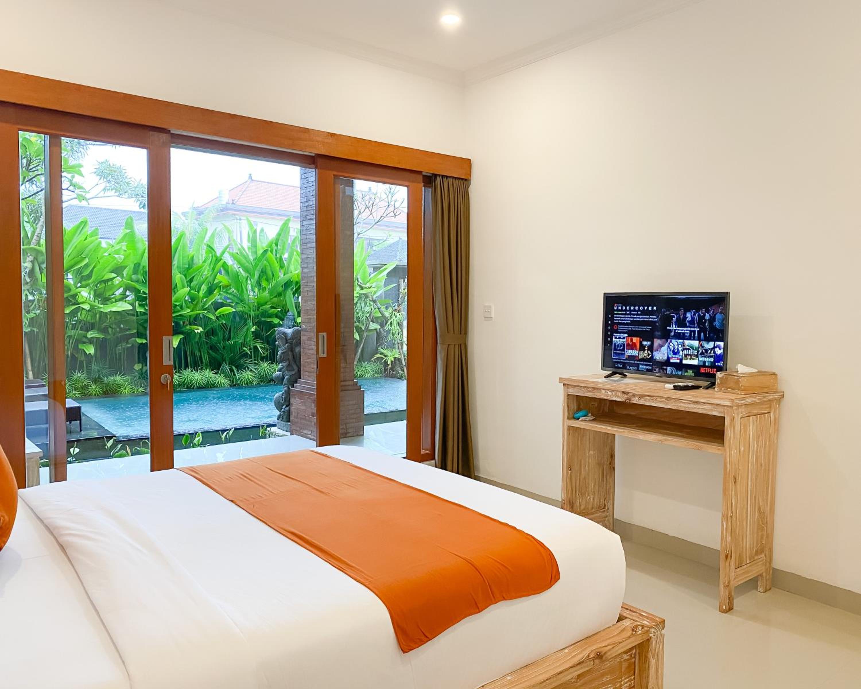 Villa with Private Pool - Photo 1