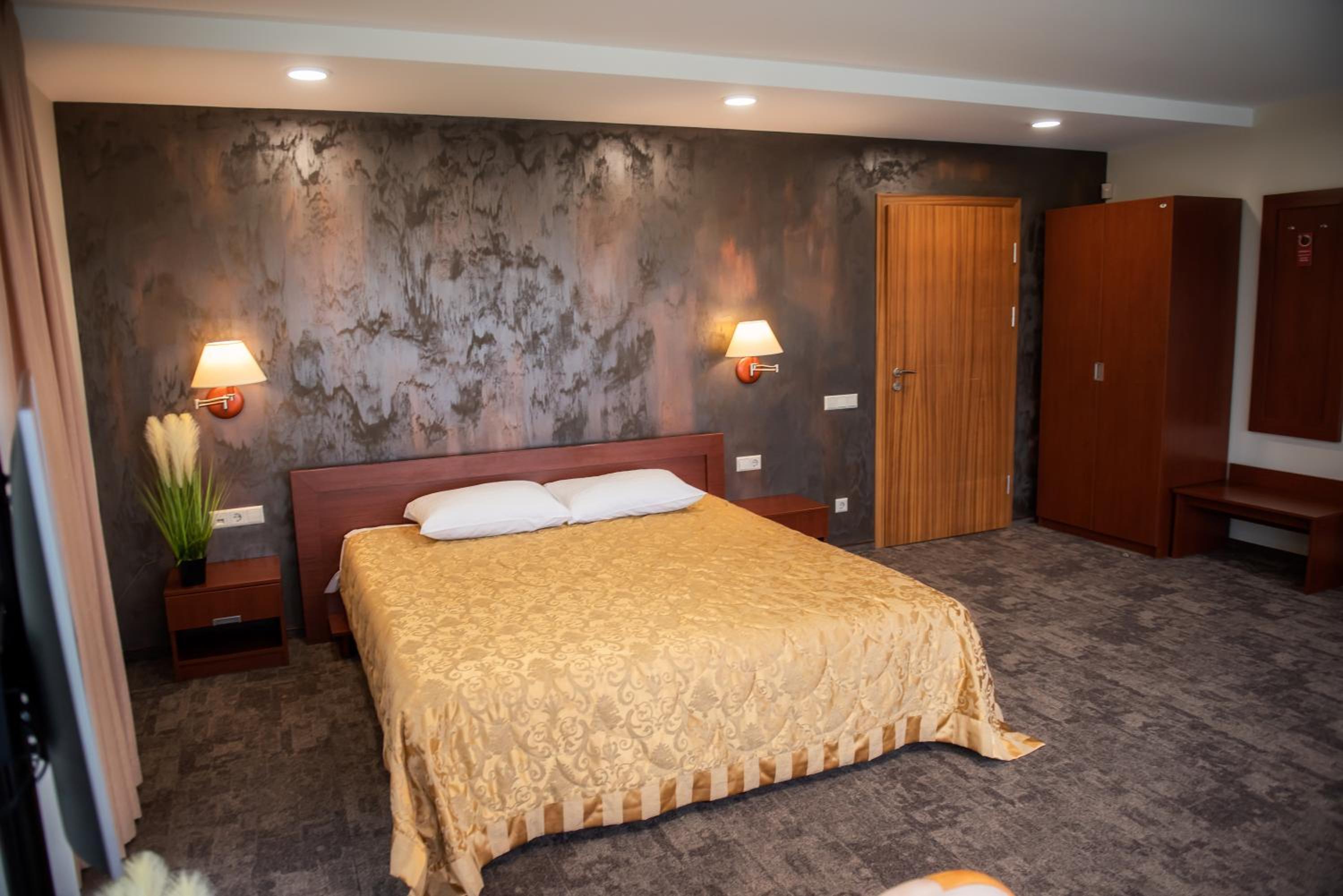 Double Room - Photo 7