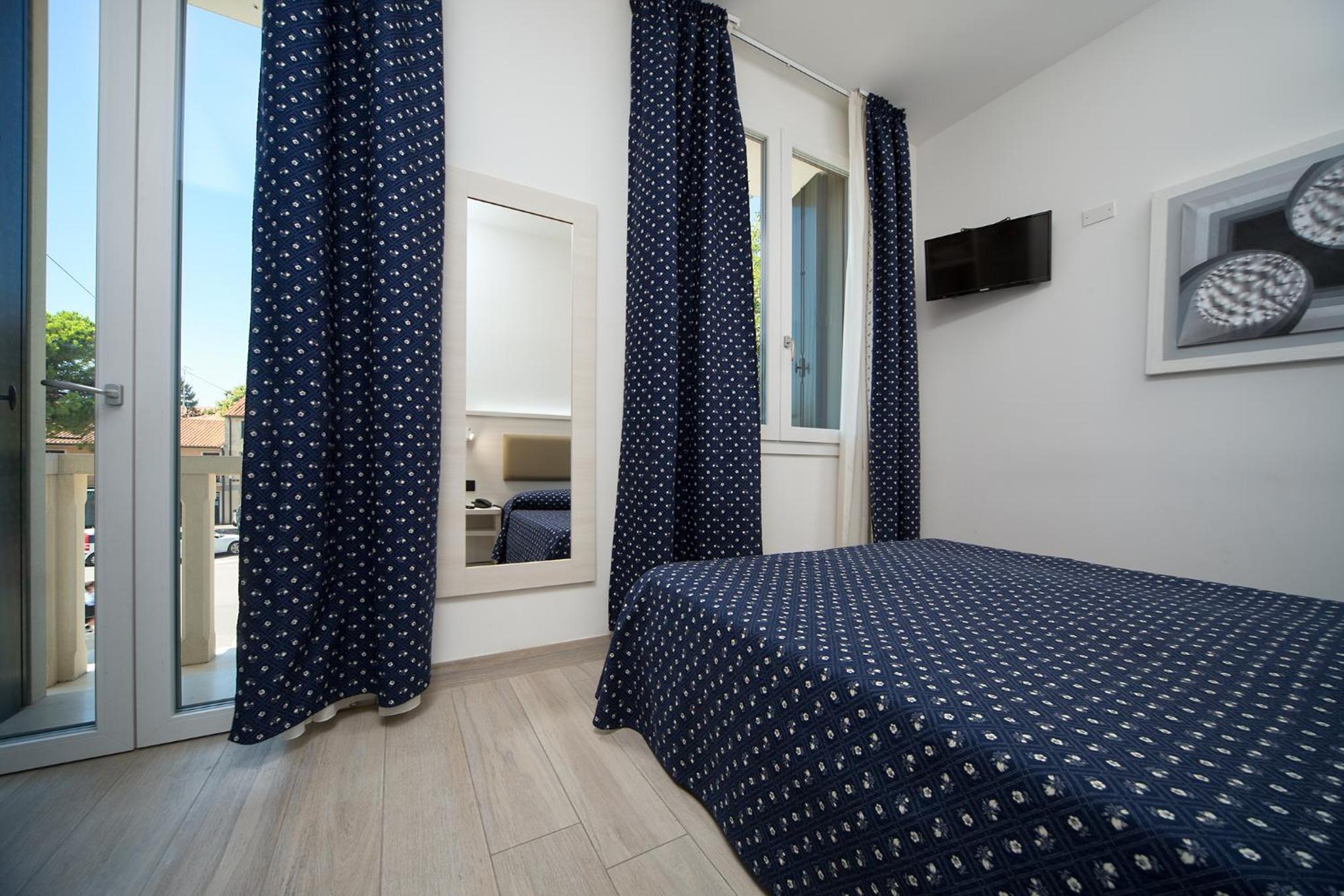Double Room with Balcony - Photo 1