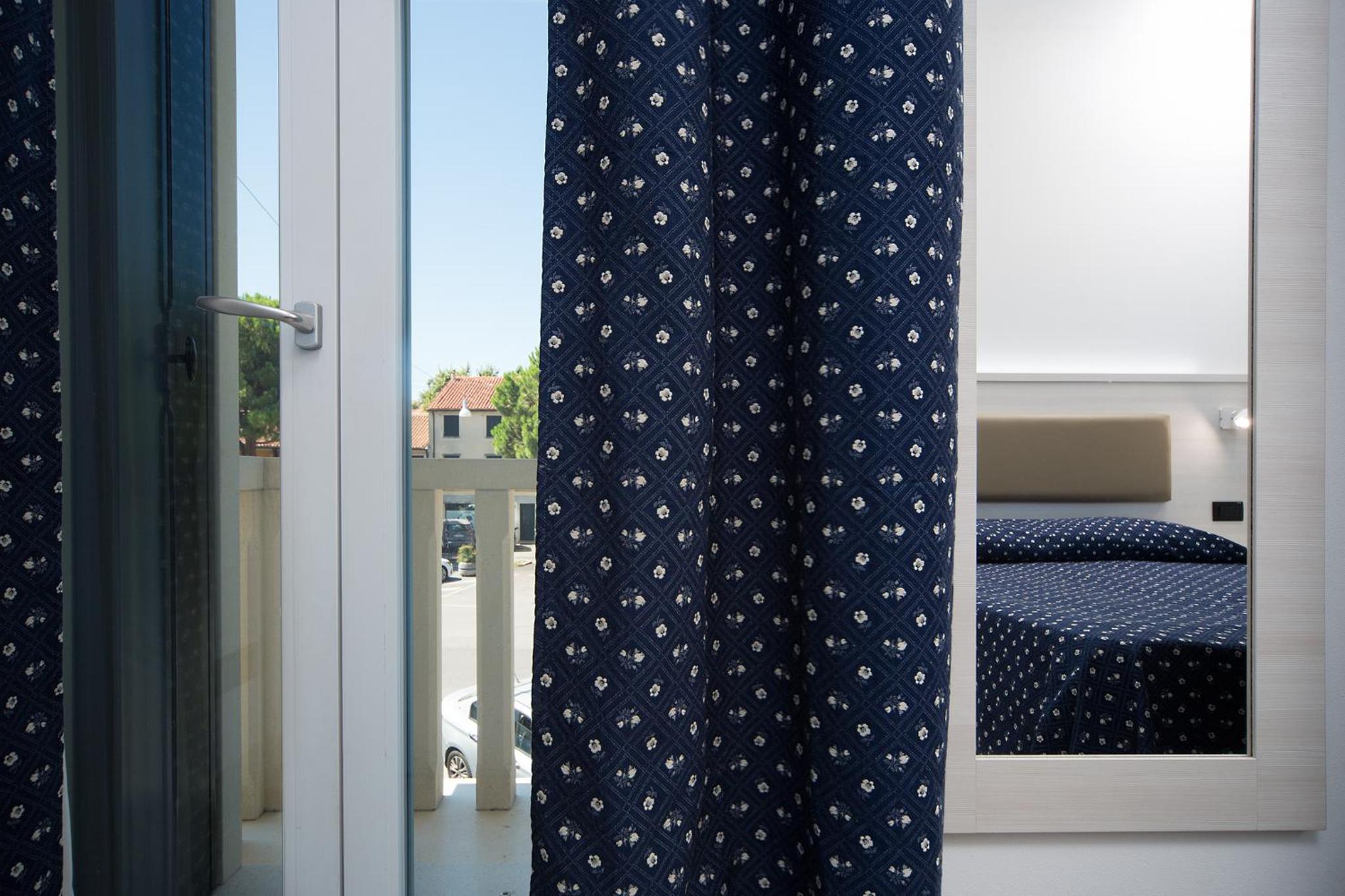 Double Room with Balcony - Photo 2