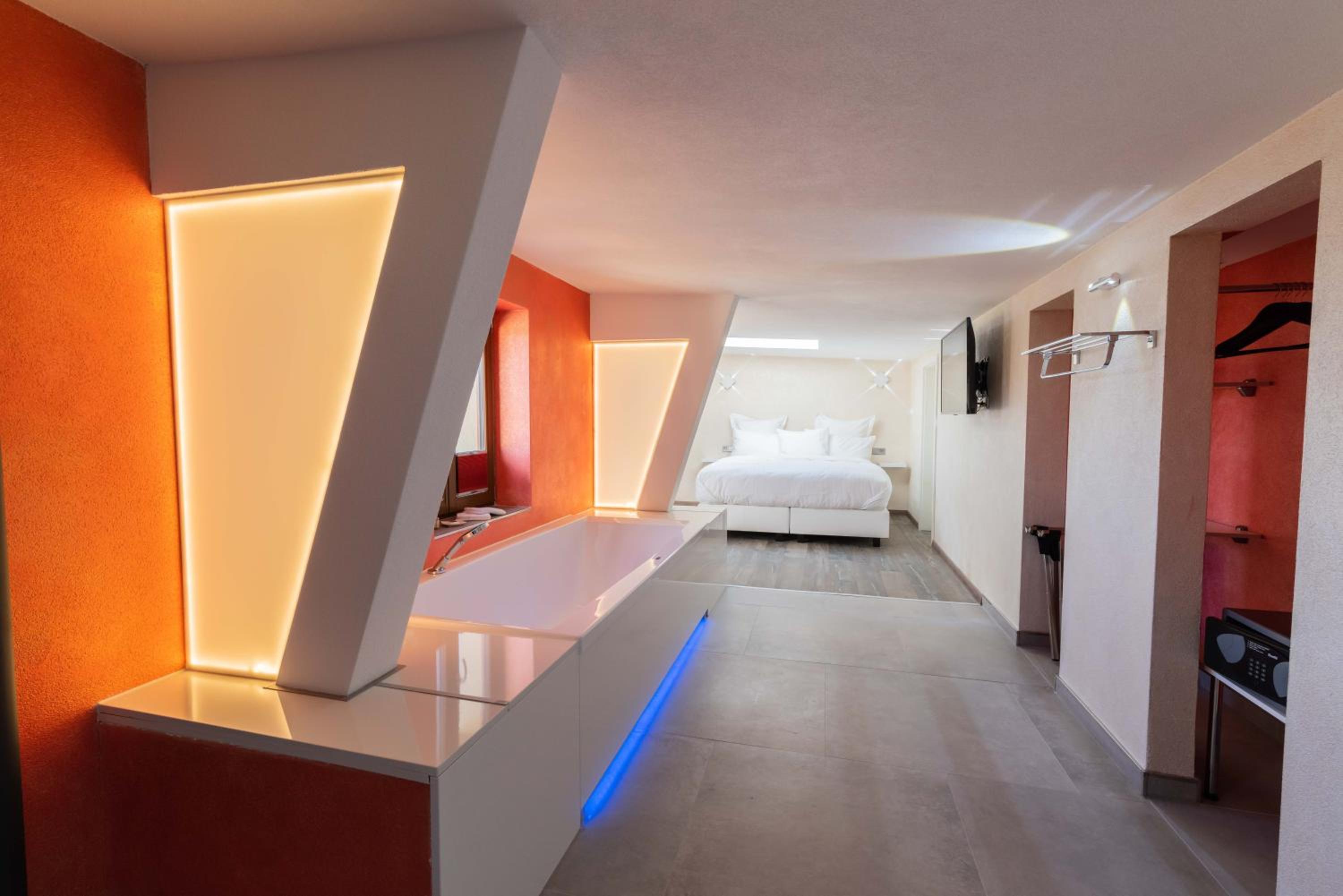 Deluxe King Suite - Photo 1