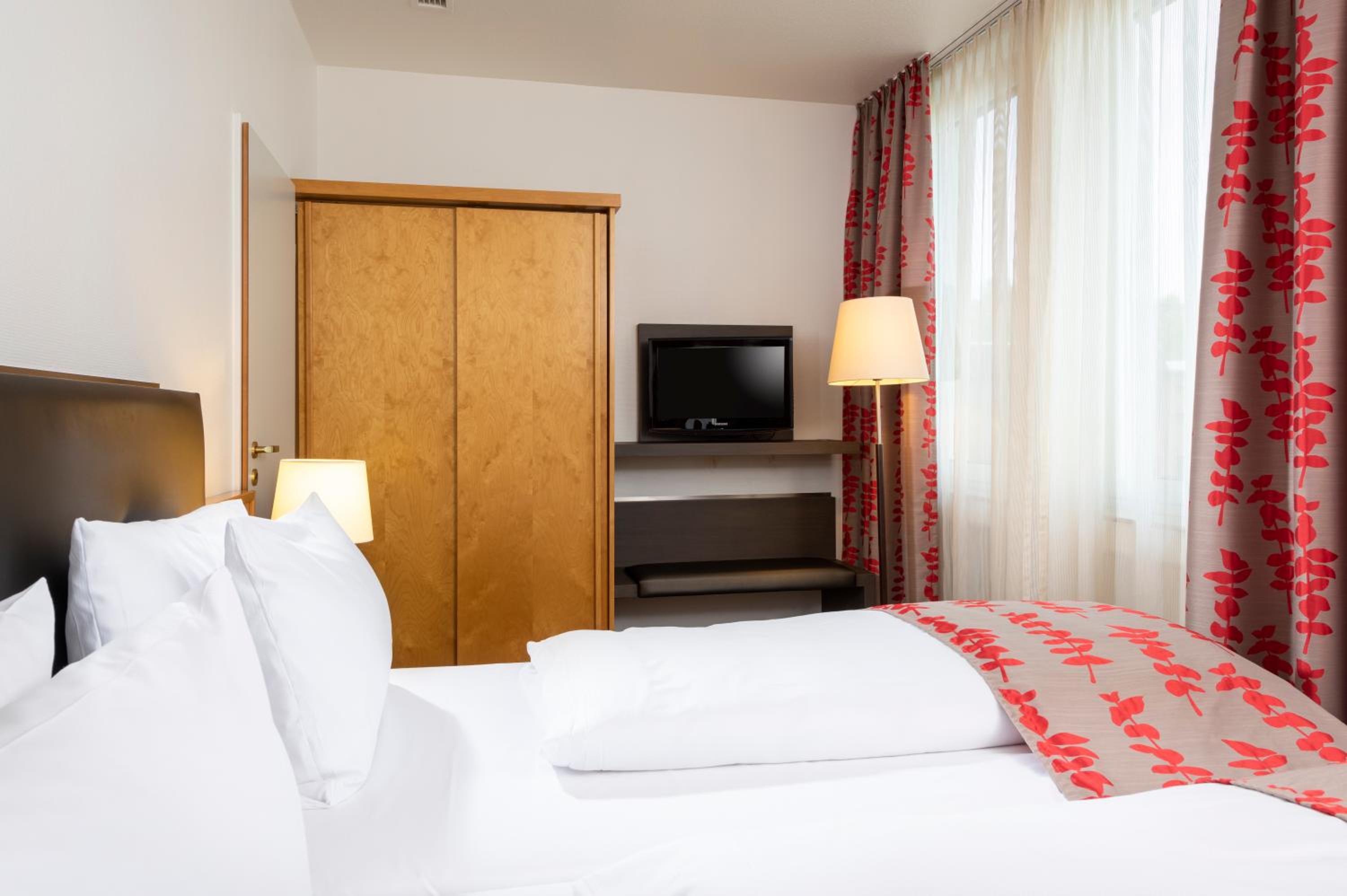 One-Bedroom Suite with Sofa Bed - Photo 6