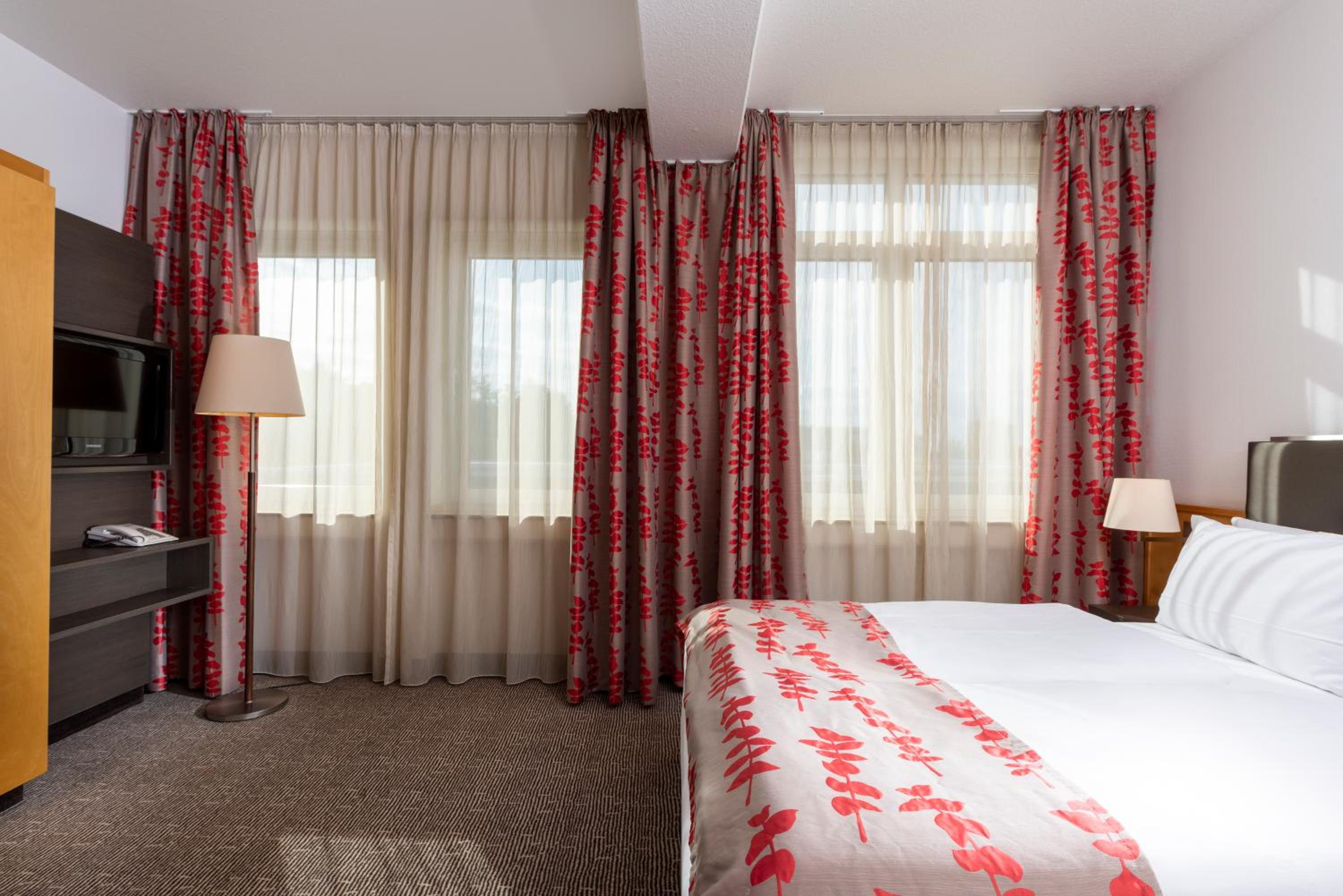 One-Bedroom Suite - Photo 6