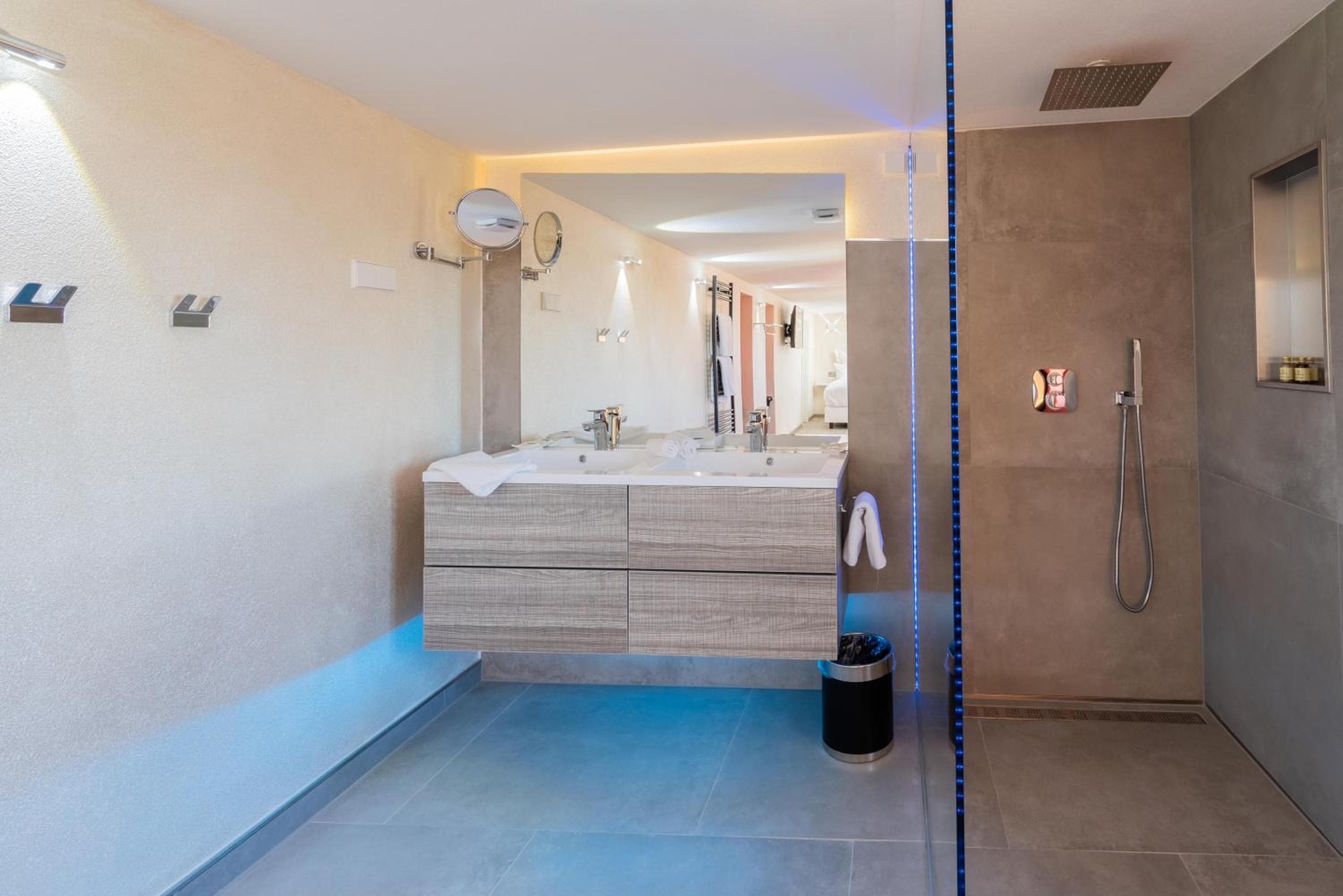 Deluxe King Suite - Photo 3
