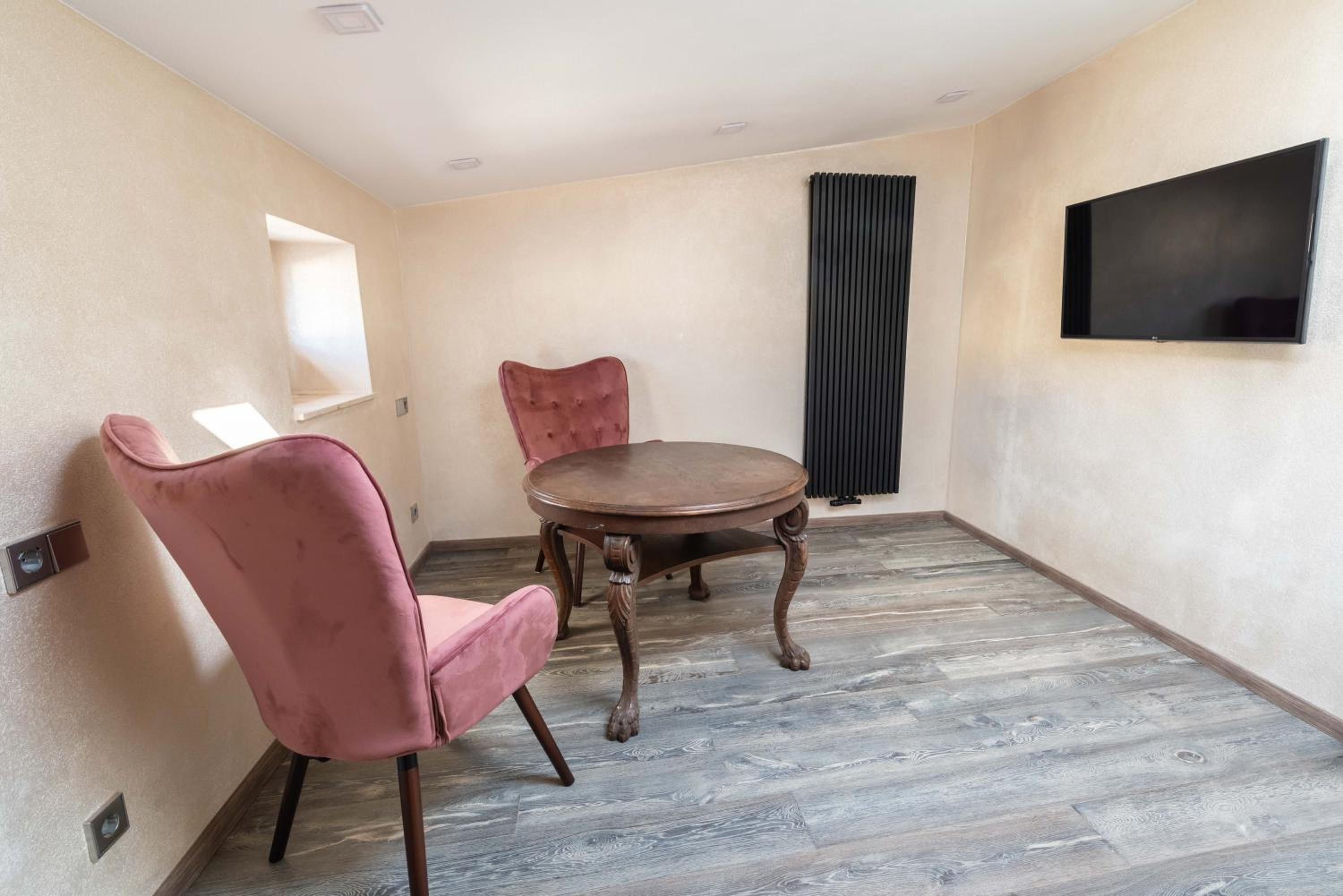 Deluxe King Suite - Photo 4