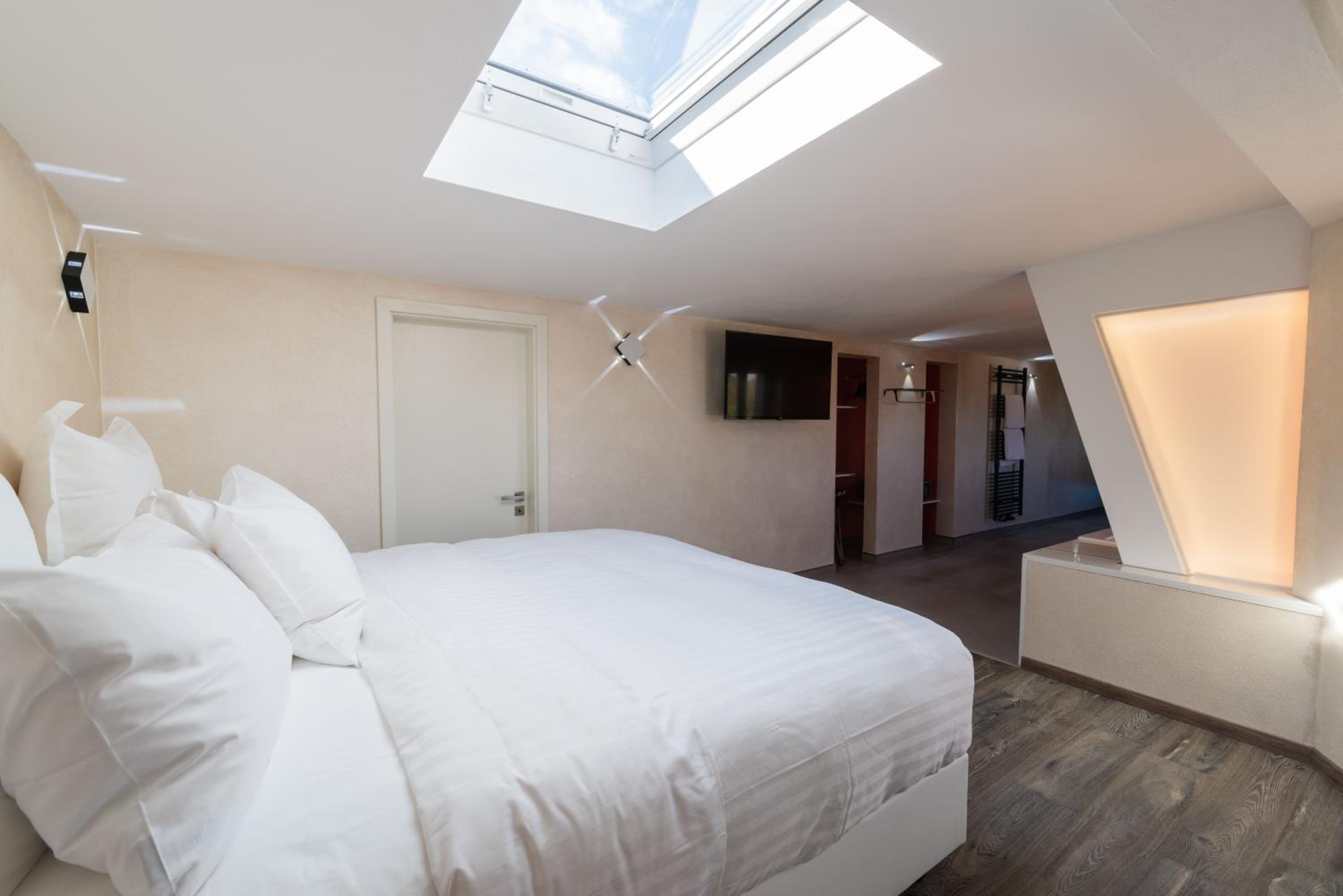 Deluxe King Suite - Photo 6