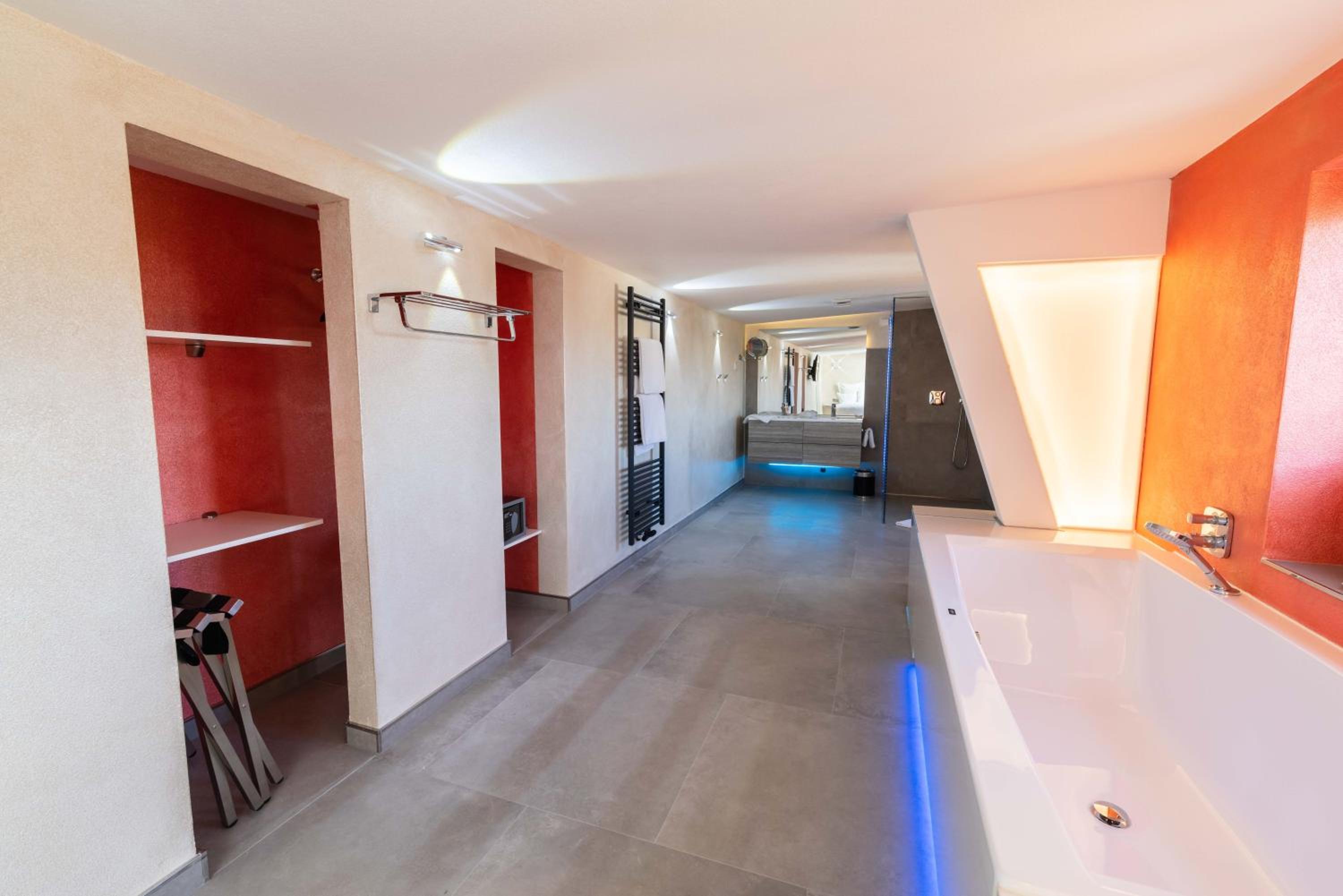 Deluxe King Suite - Photo 7