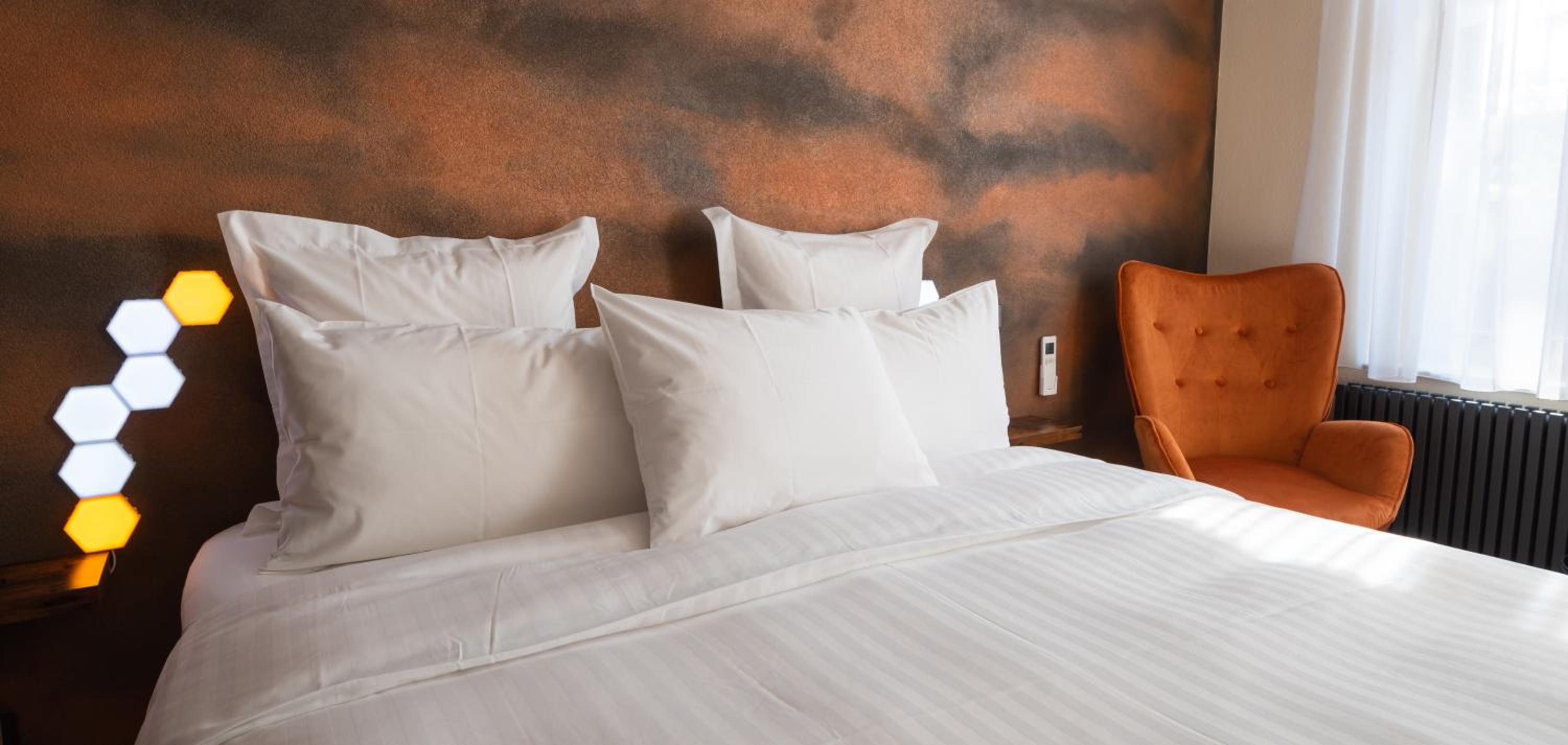 Deluxe King Room - Photo 8
