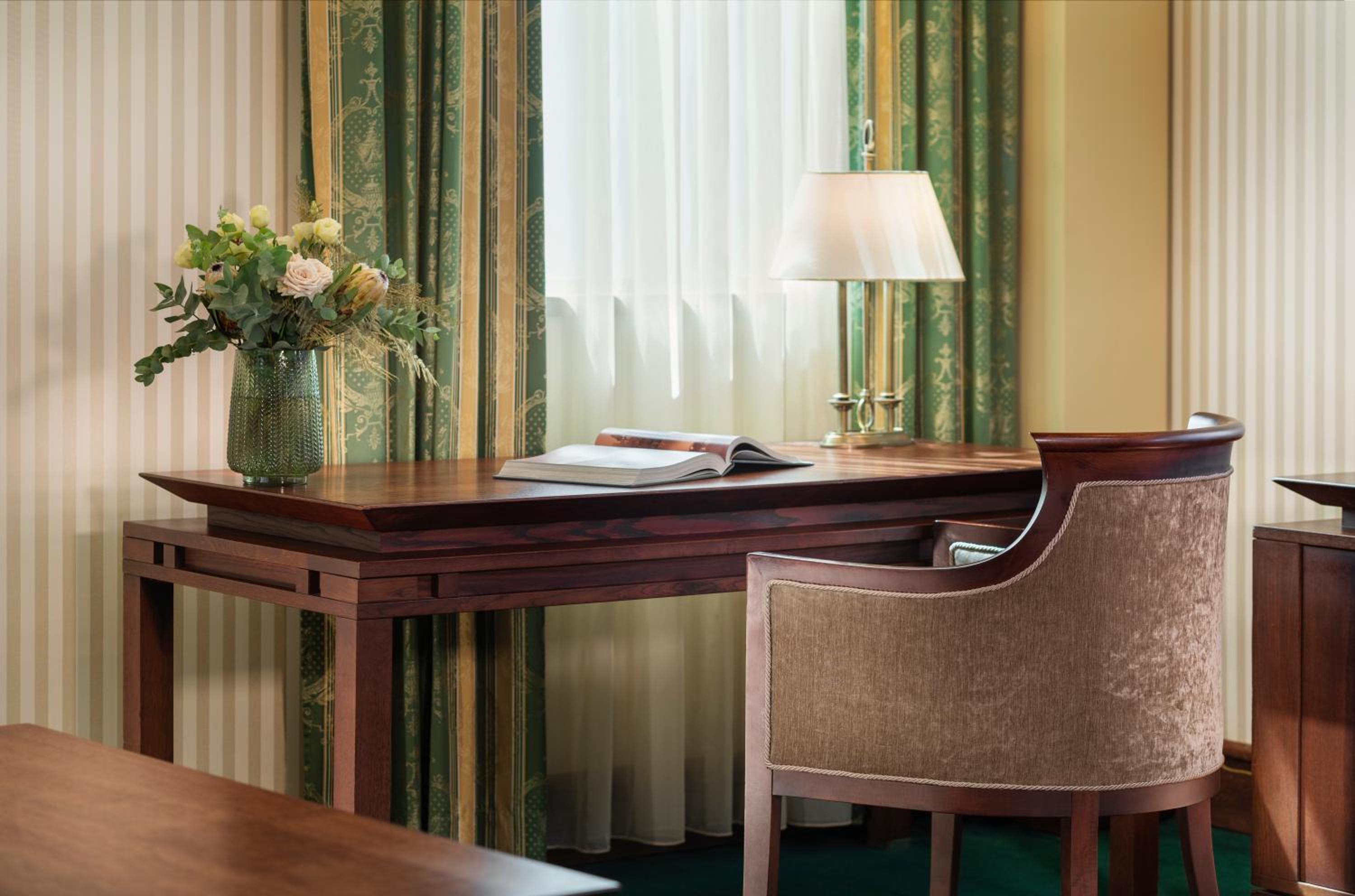 Corner Suite - Photo 1