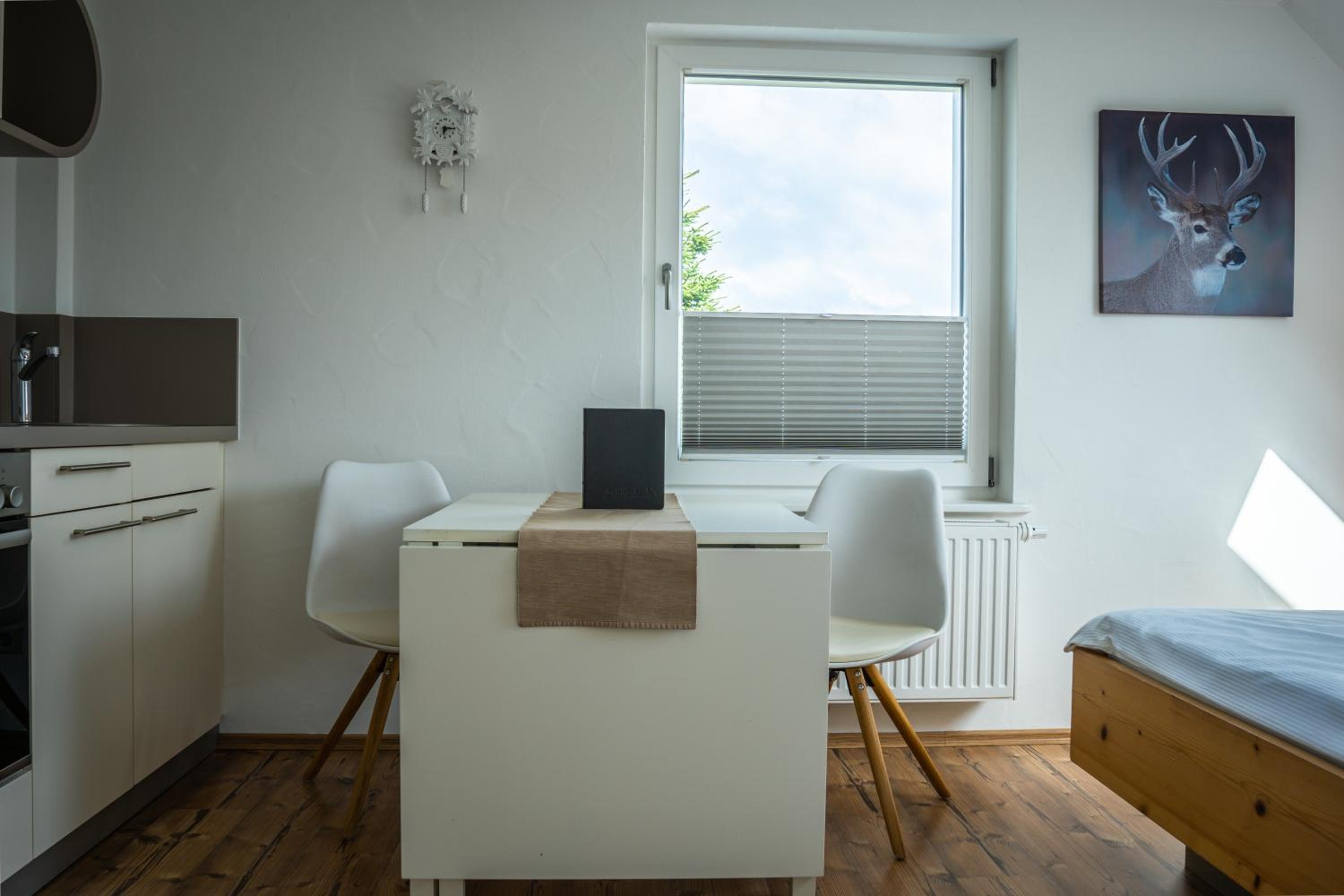Small studio with kitchenette - Photo 3