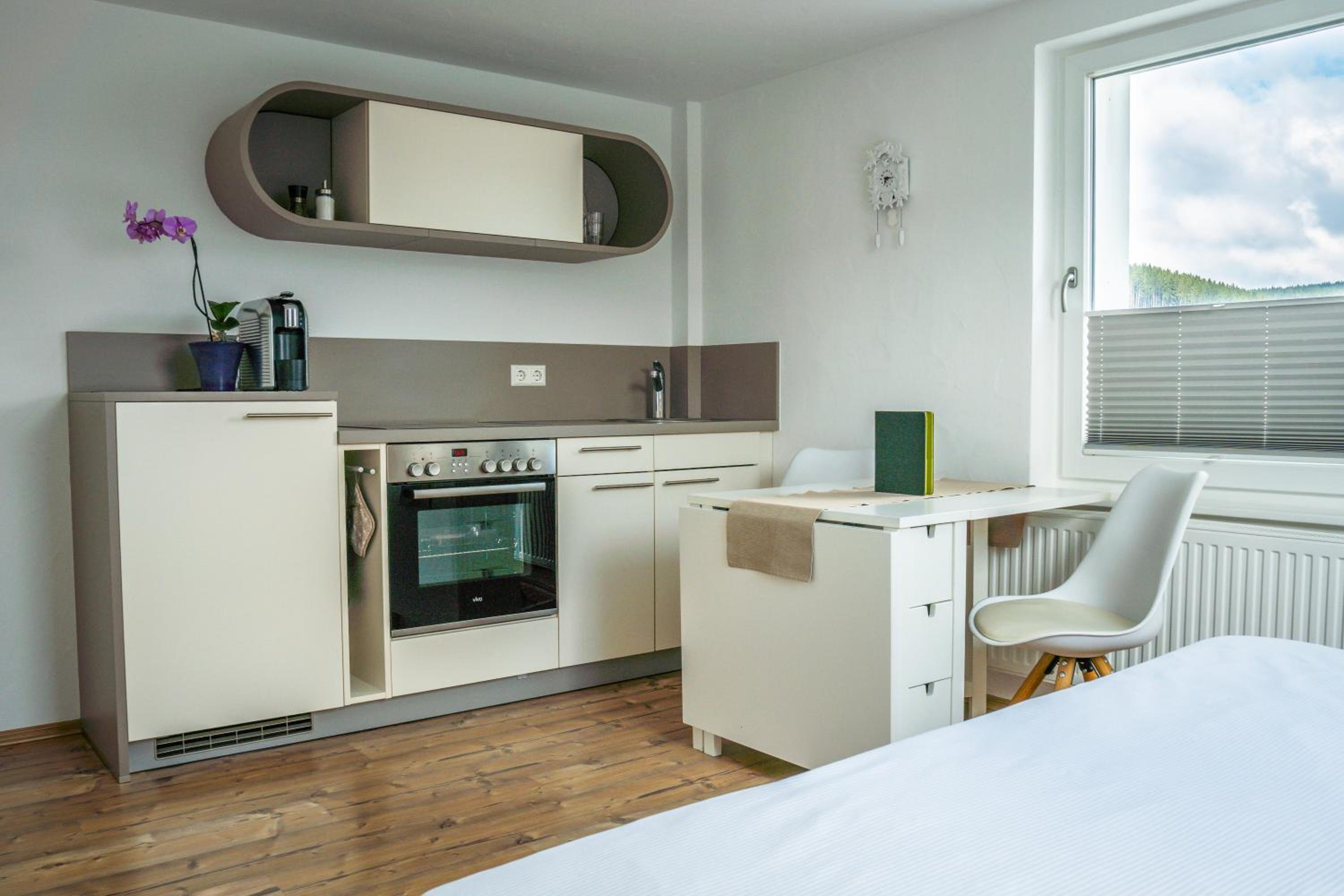Small studio with kitchenette - Photo 2