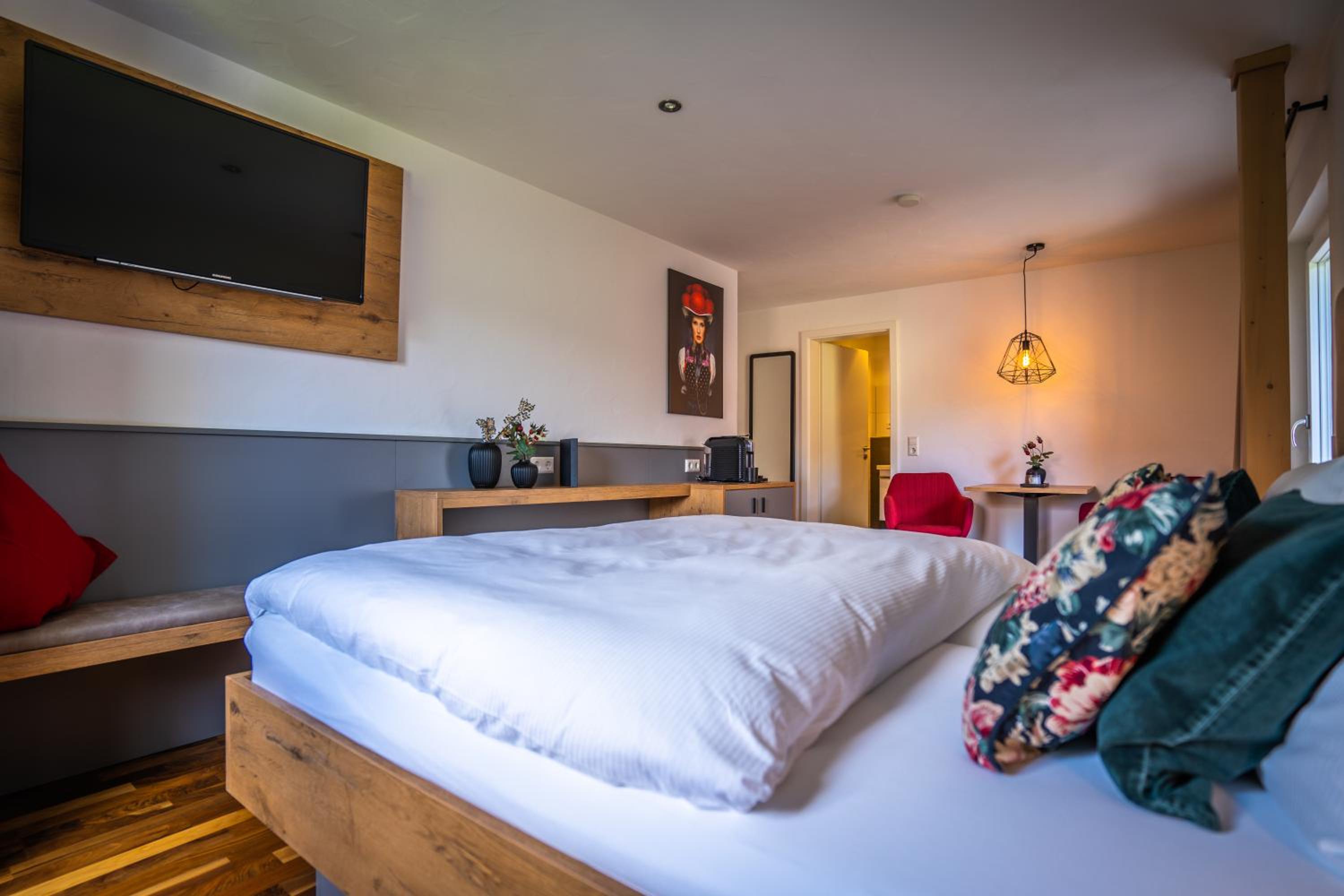 Deluxe Double Room with Balcony - Photo 21