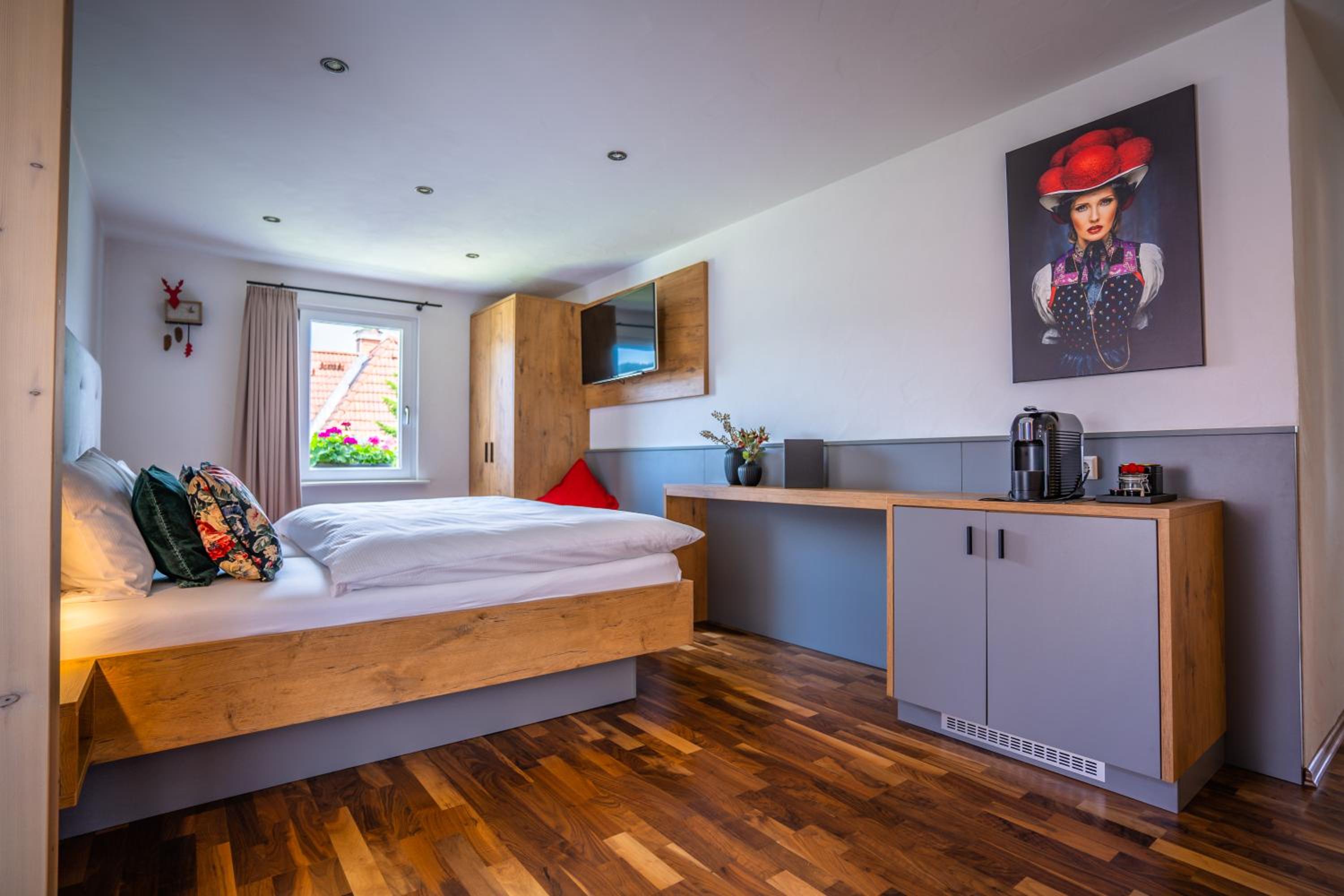 Deluxe Double Room with Balcony - Photo 18