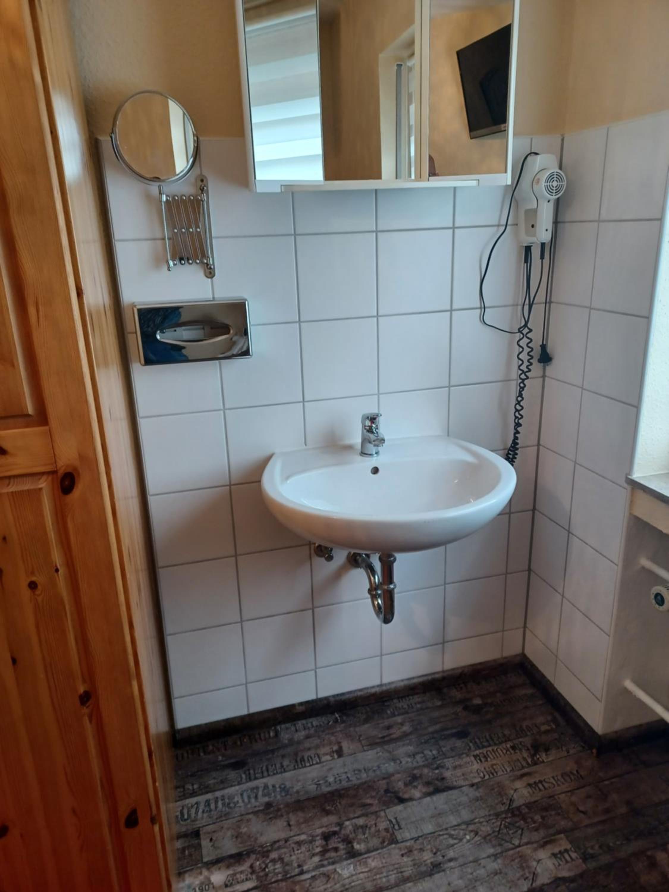 Single Room with Shared Toilet photo 2