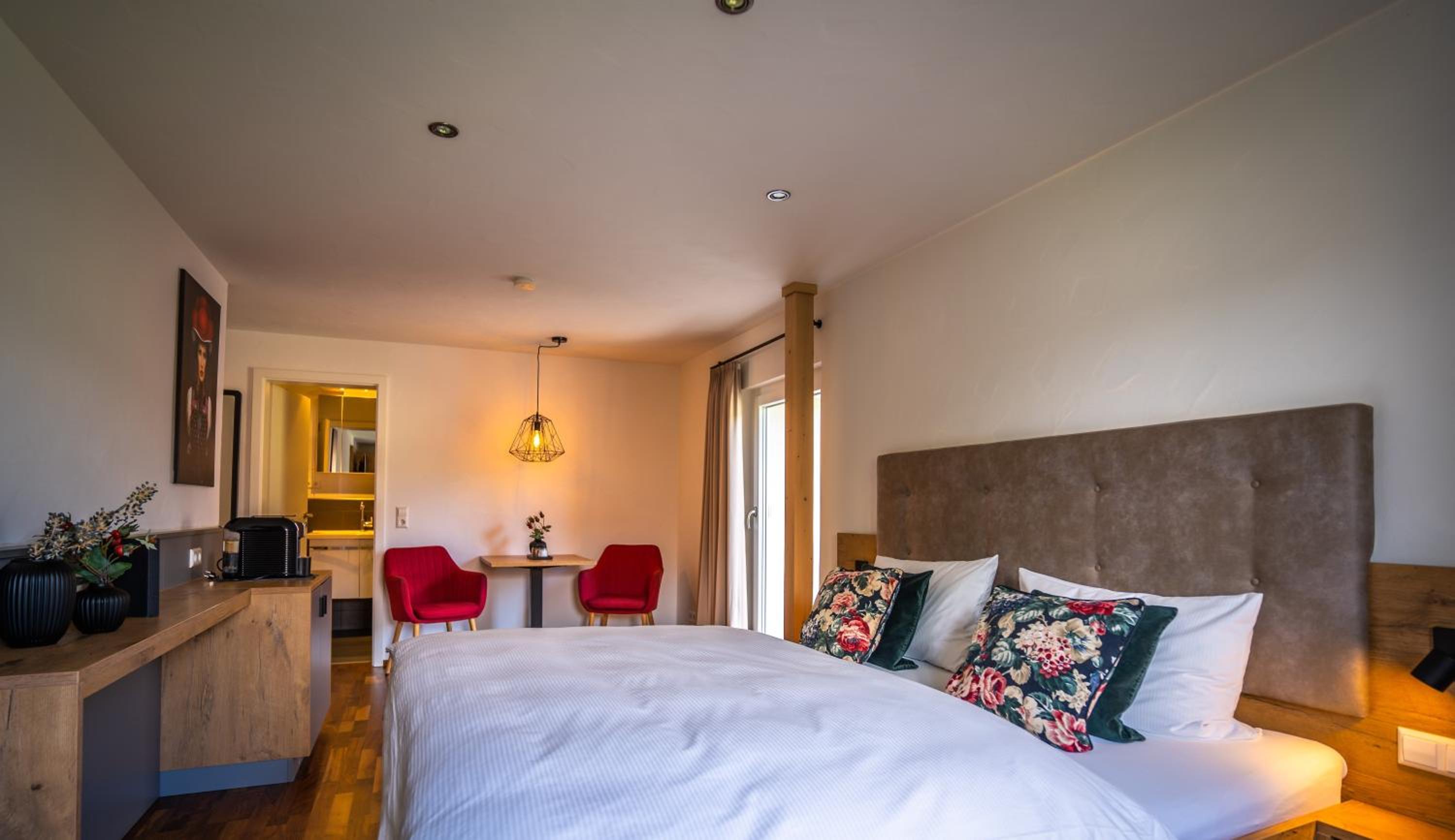 Deluxe Double Room with Balcony - Photo 9