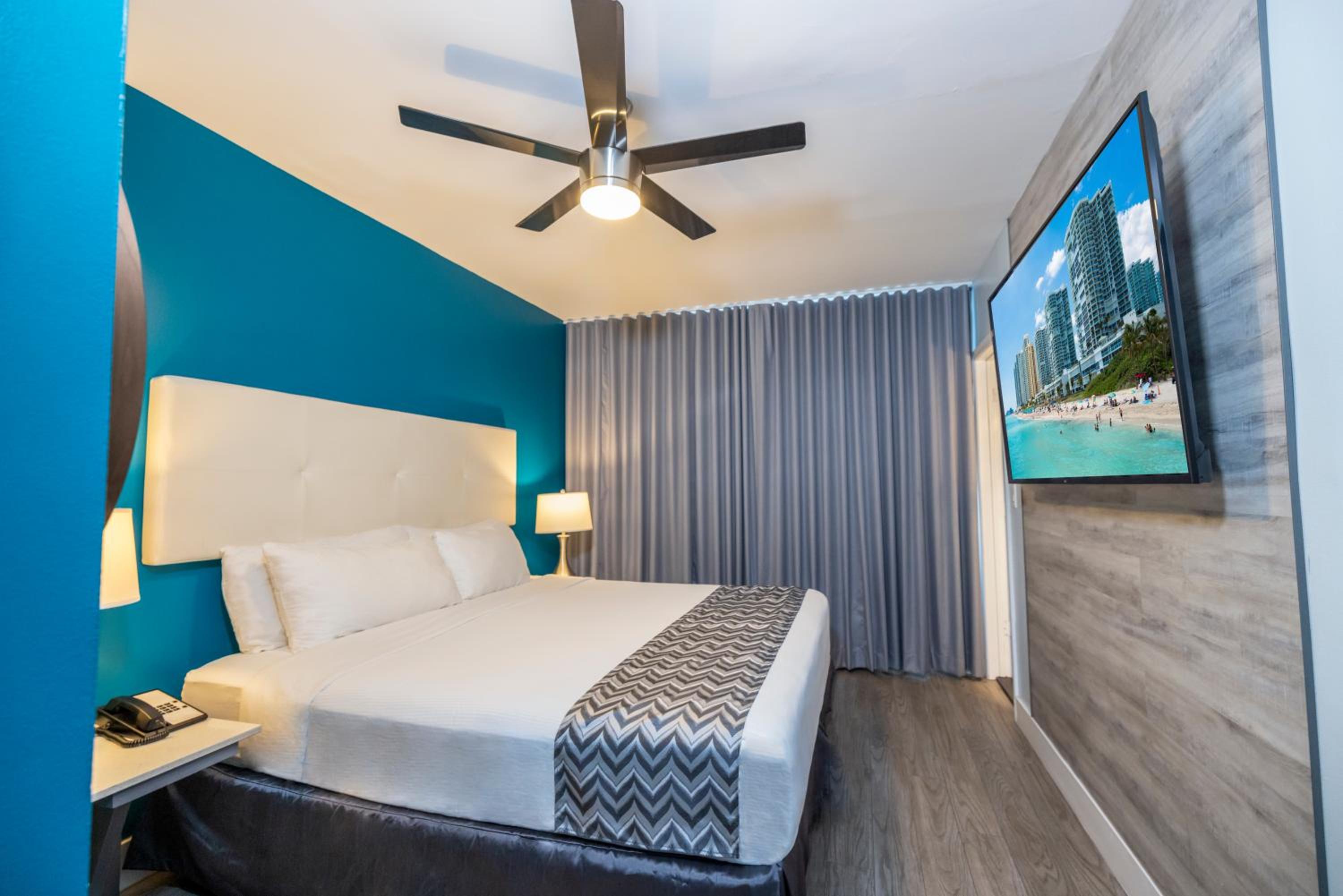 Deluxe King Room - Photo 2