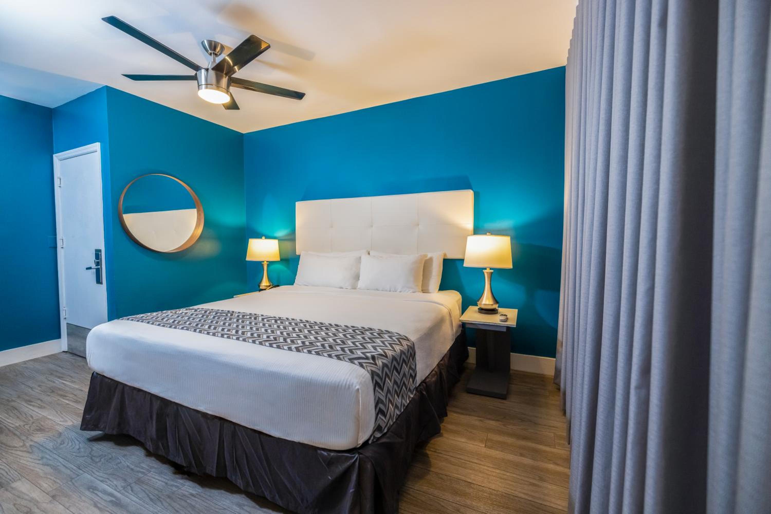 Deluxe King Room - Photo 3