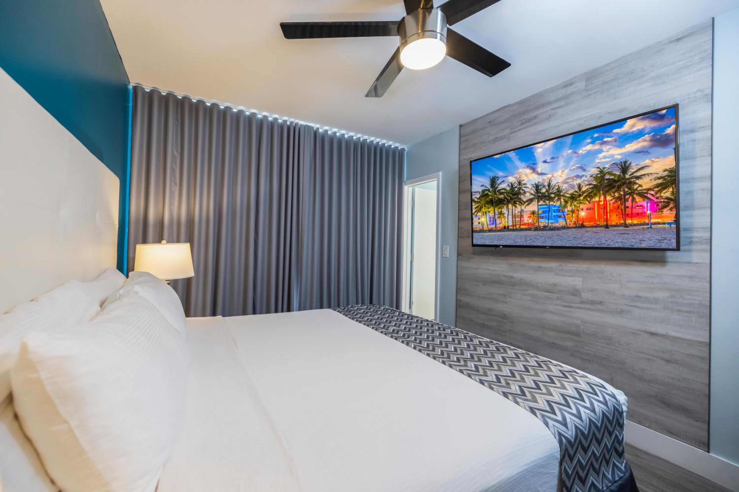 Deluxe King Room - Photo 1