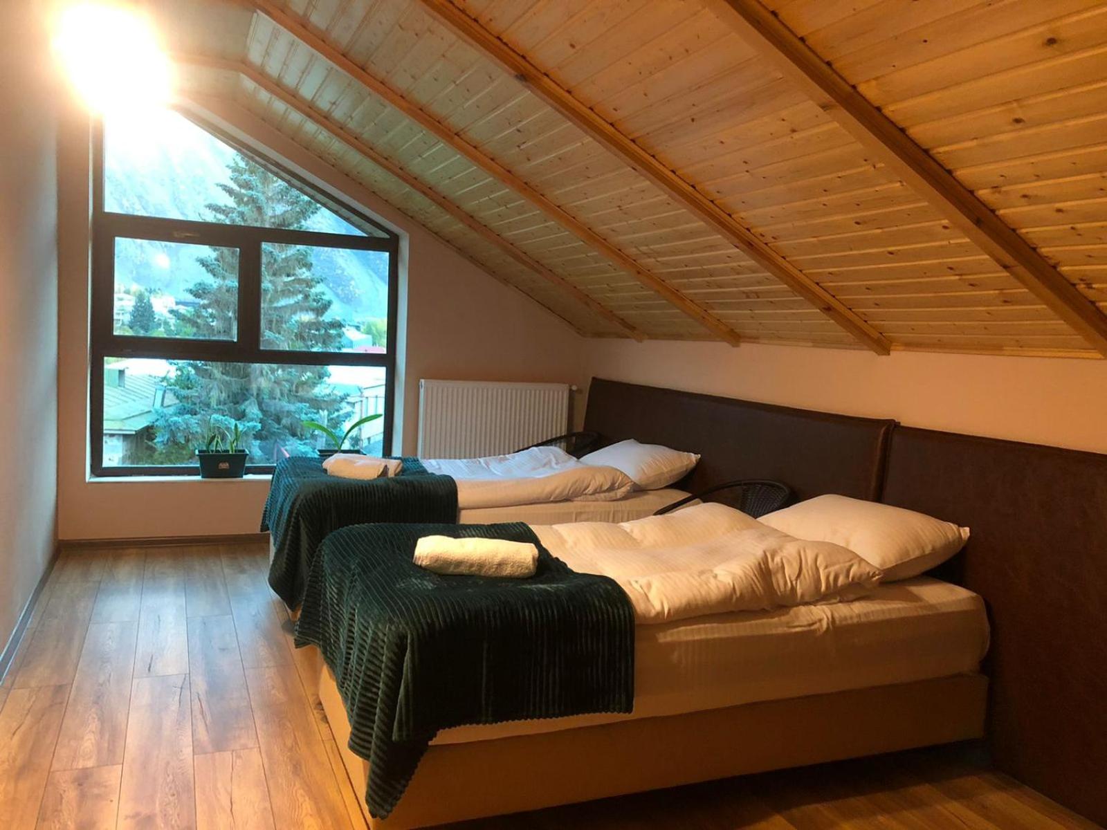 Standard Twin Room with Mountain View