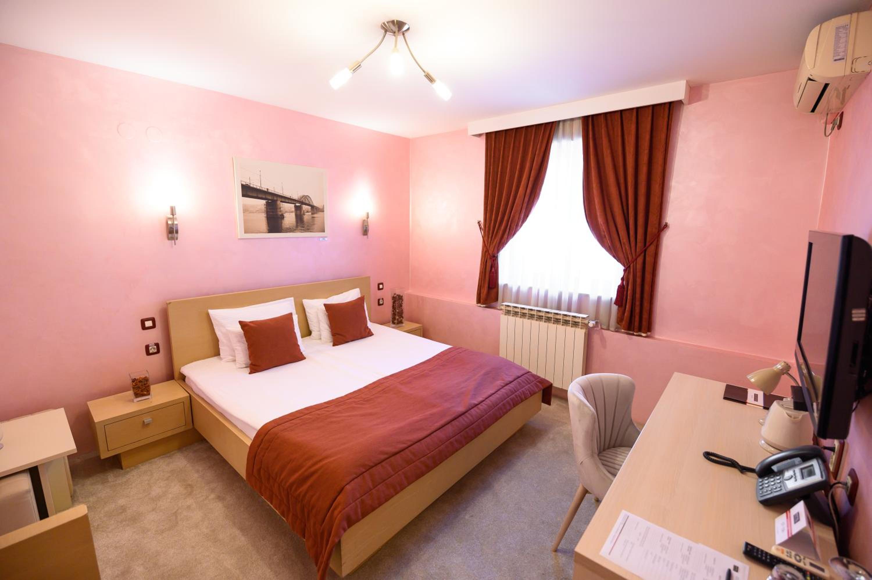 Standard Double Room - Photo 10