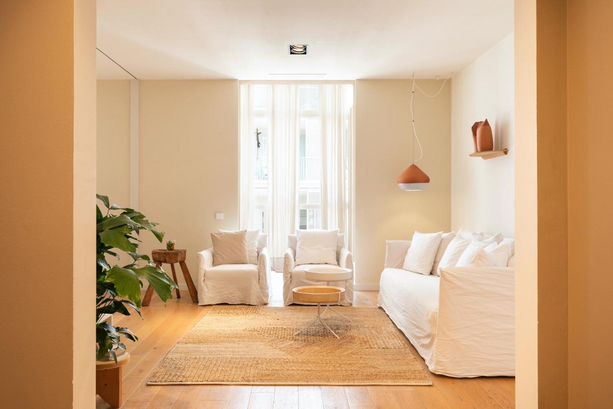Dos habitaciones con dos baños y vista al patio interior