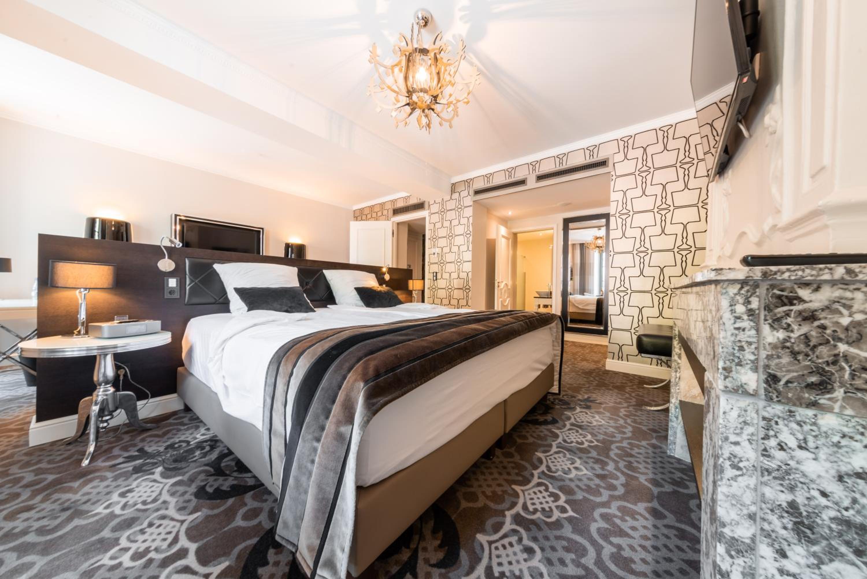Suite - Photo 1