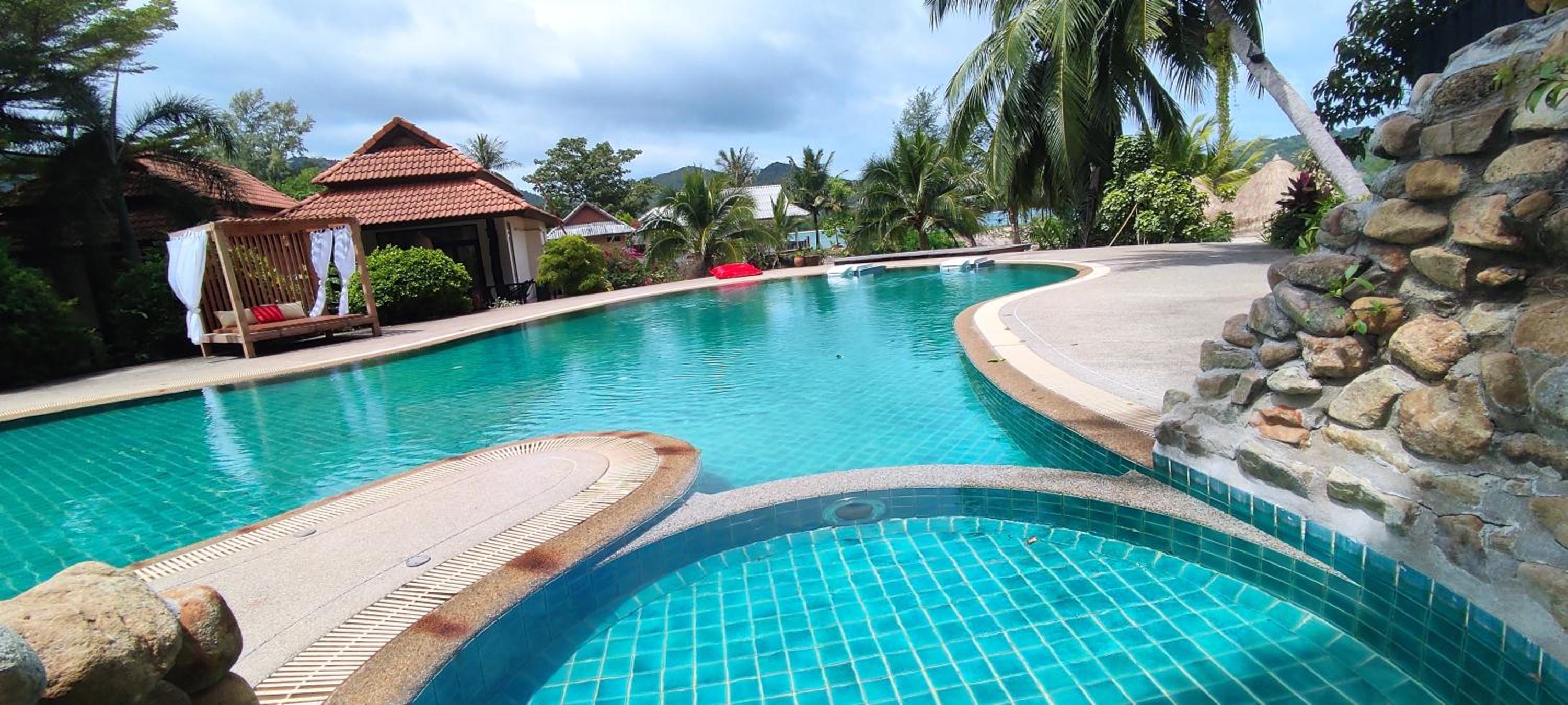 Deluxe Double Room with Balcony - Photo 9