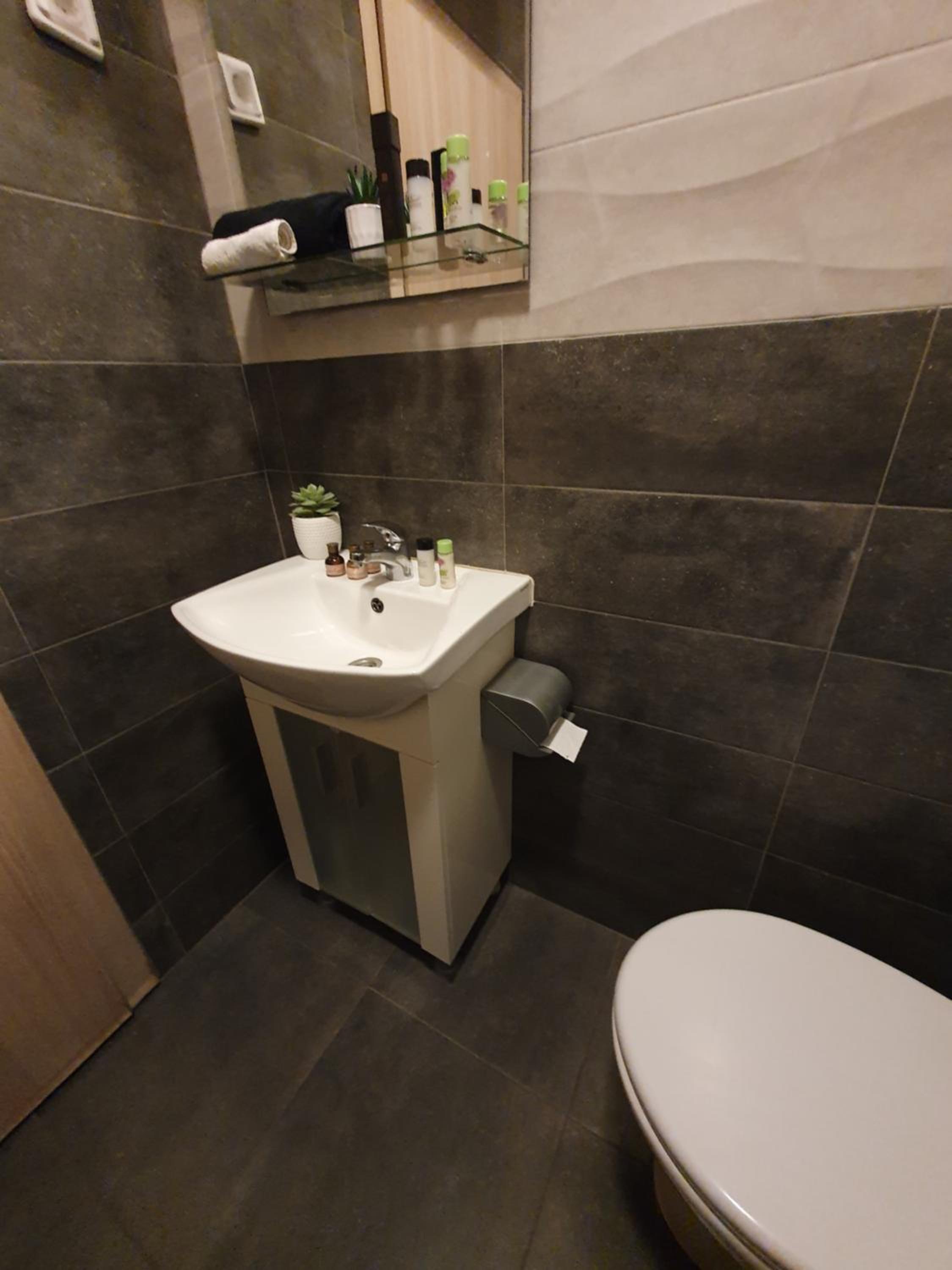 One-Bedroom Apartment - Photo 25