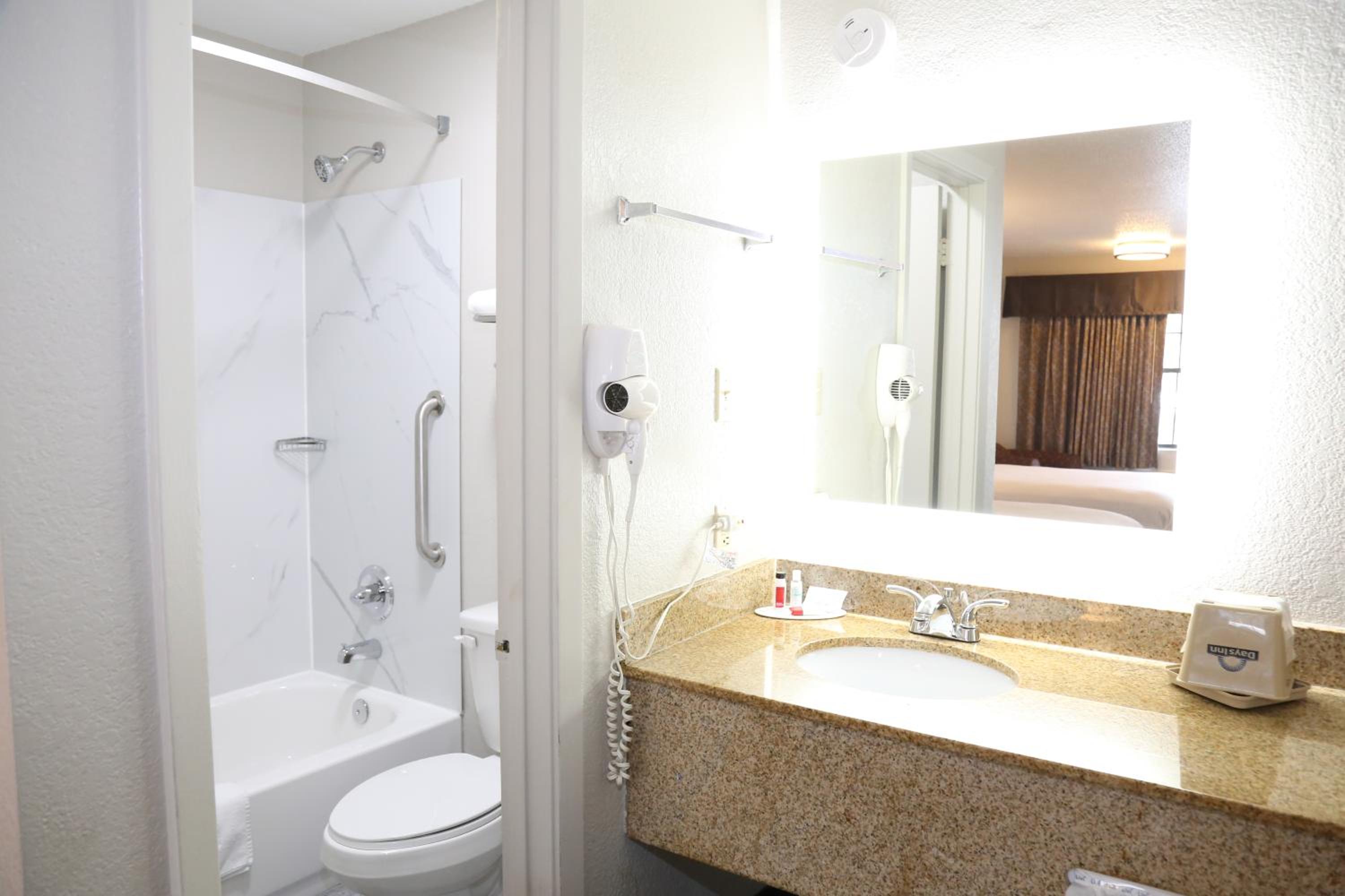 Queen Room - Non-Smoking - Photo 2