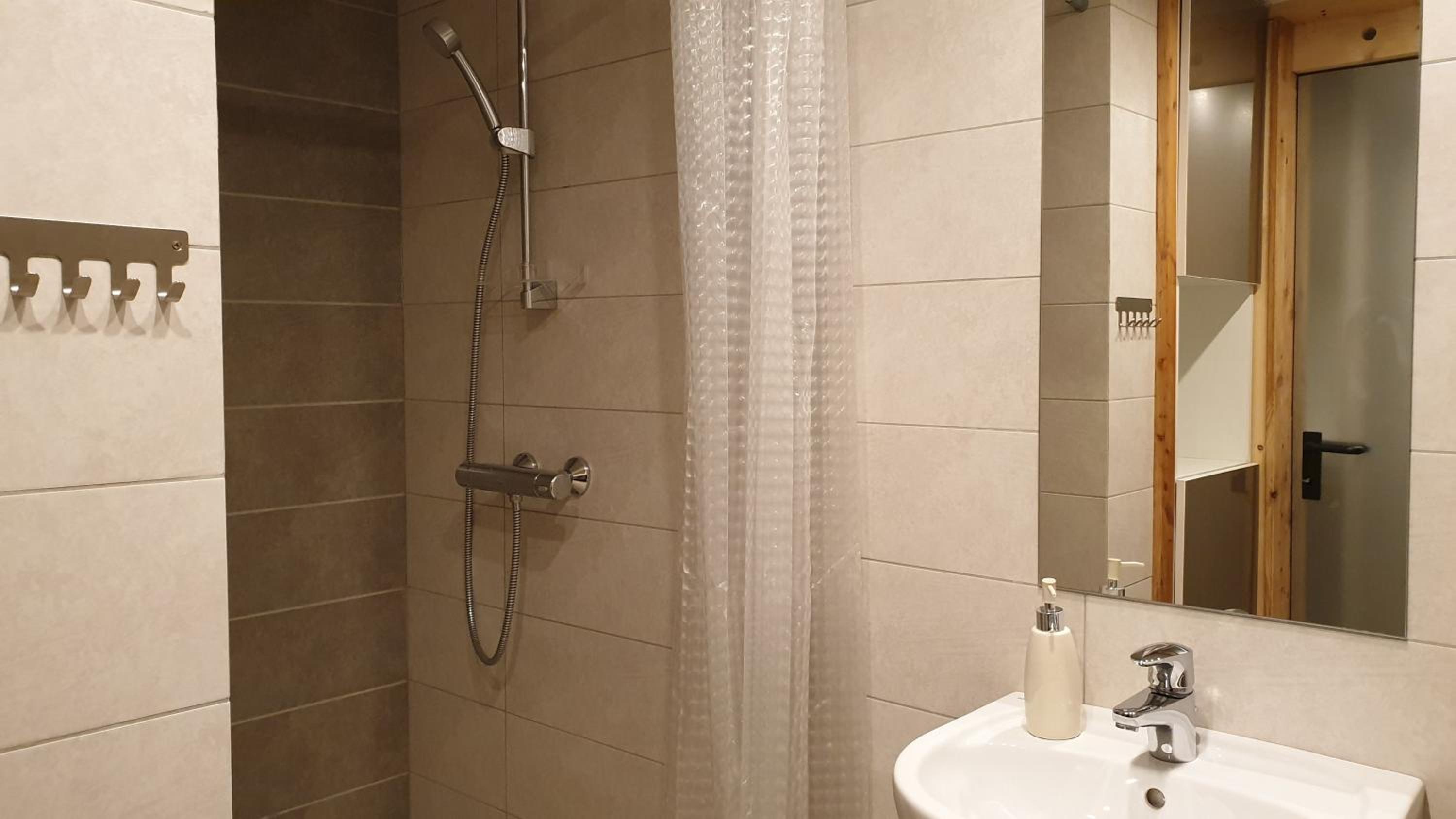 Studio Apartment - Photo 2