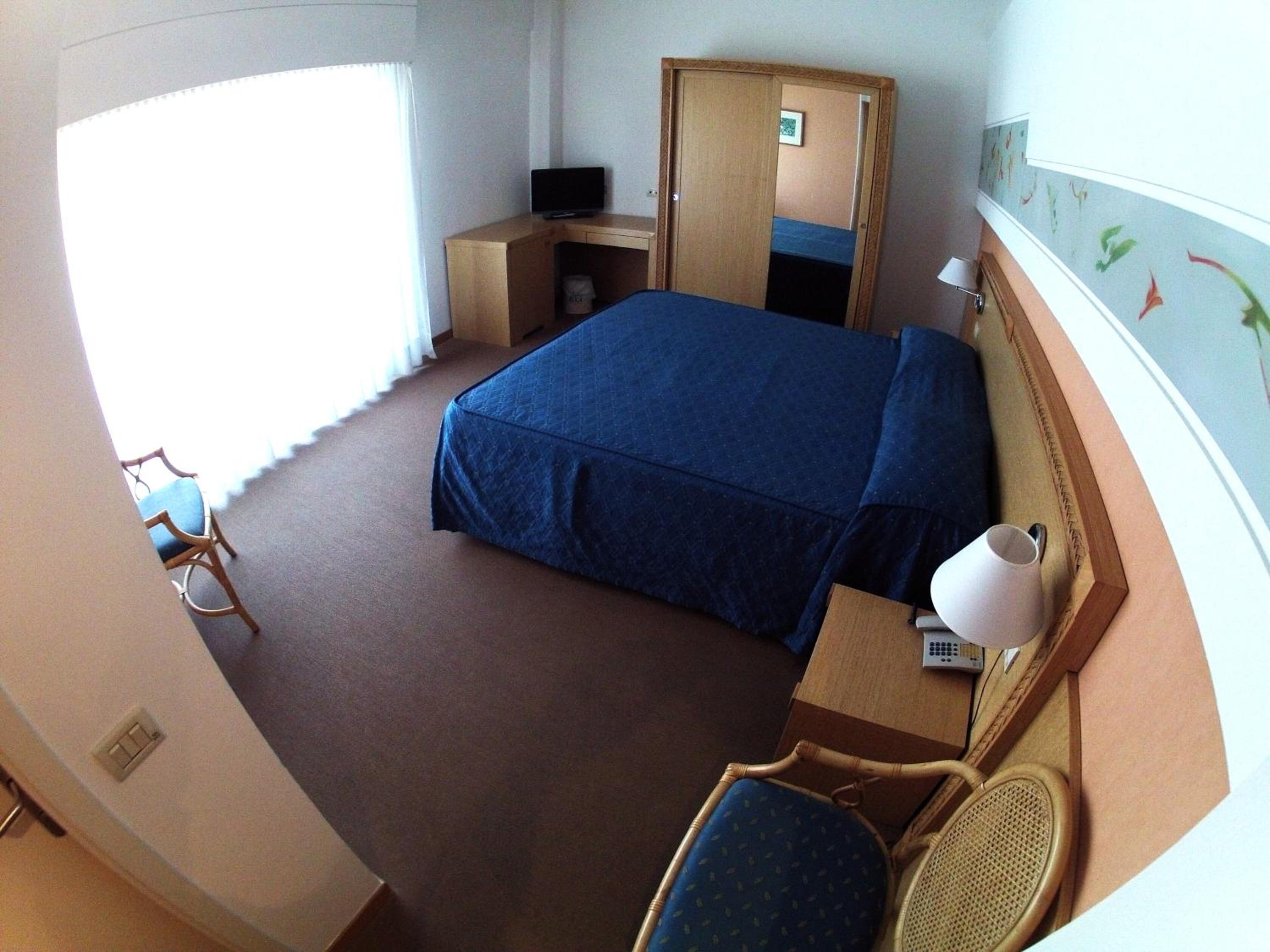 Double or Twin Room with Side Sea View - Photo 5