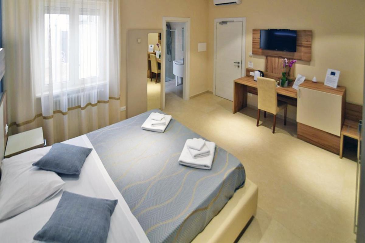 Double Room with Private Bathroom - Photo 7