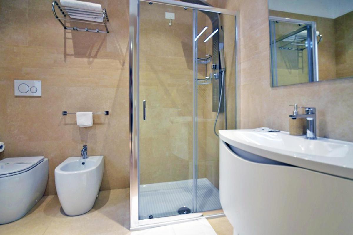 Double Room with Private Bathroom - Photo 8